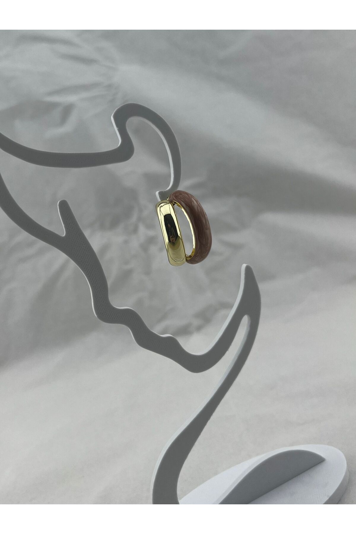 Venom Boutique Bijouterie Accessory Modern Tasarım Gold Detaylı Krem Renk Halkalı Küpe