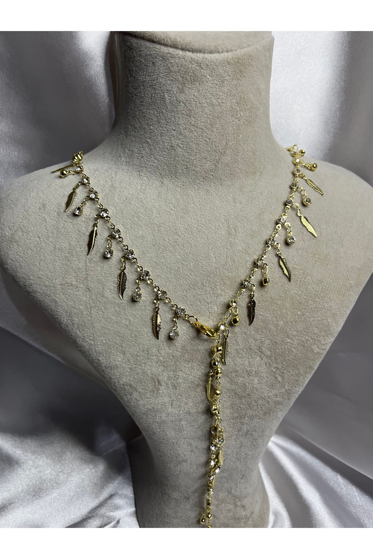 Fam&Co Jewelry Altın Renk Sarkan Uçlu Yaprak ve Taş Detaylı Y Kolye – Şık ve Minimal Takı