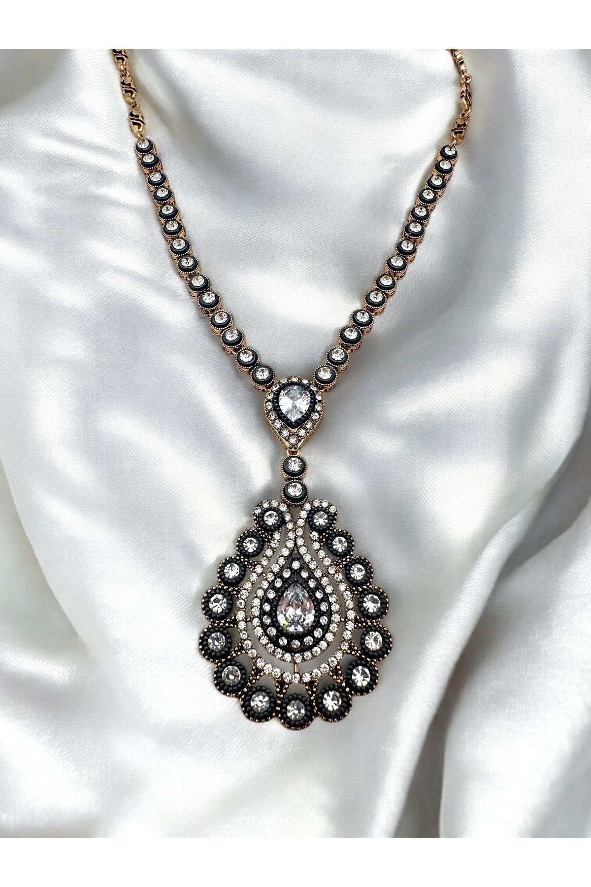 FUYA JEWELLERY Zirkon Taşlı Elmas Montür Su Damlası Kolye