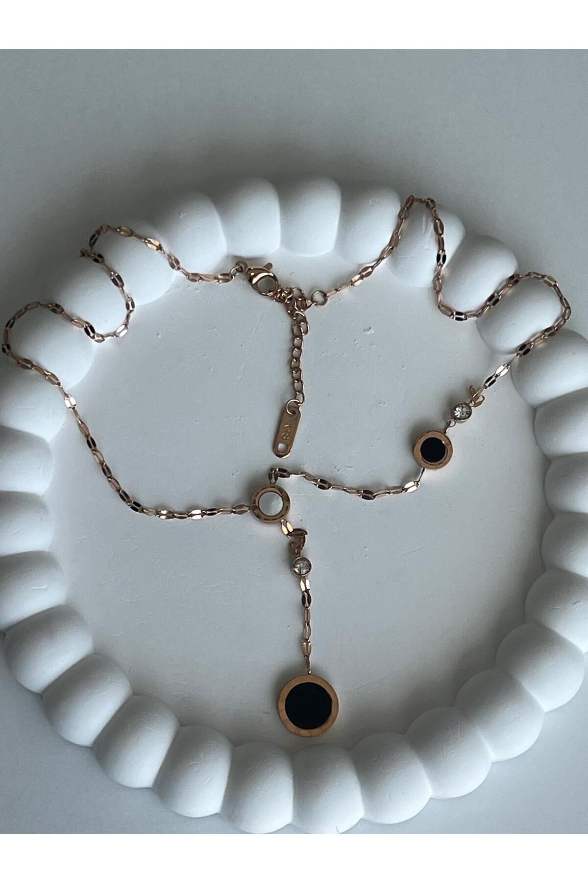 Meri Roma rakamlı siyah ve beyaz taşlı rose gold çelik kolye