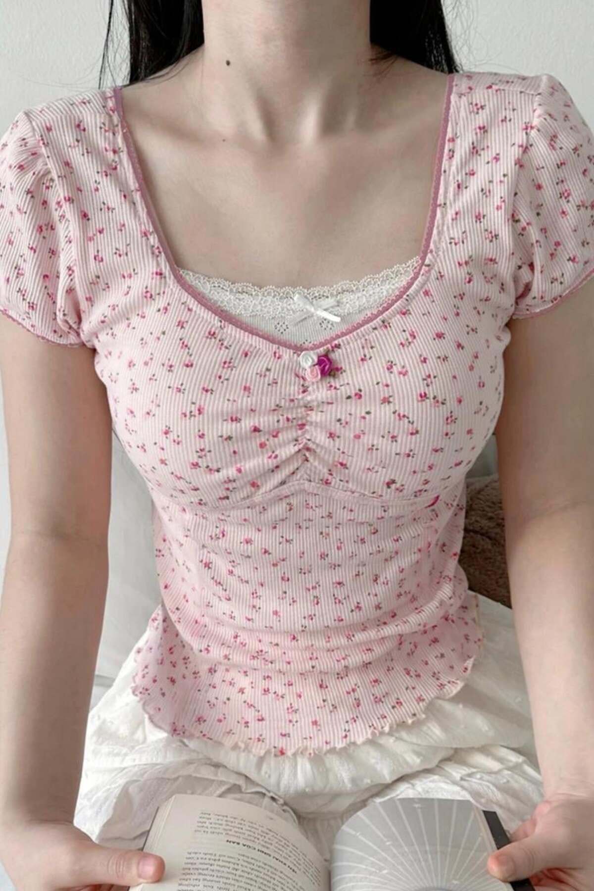 Köstebek Büzgülü Yaka Çiçek Desenli Ek İç Bodyli Basic Kısa Kollu Bluz