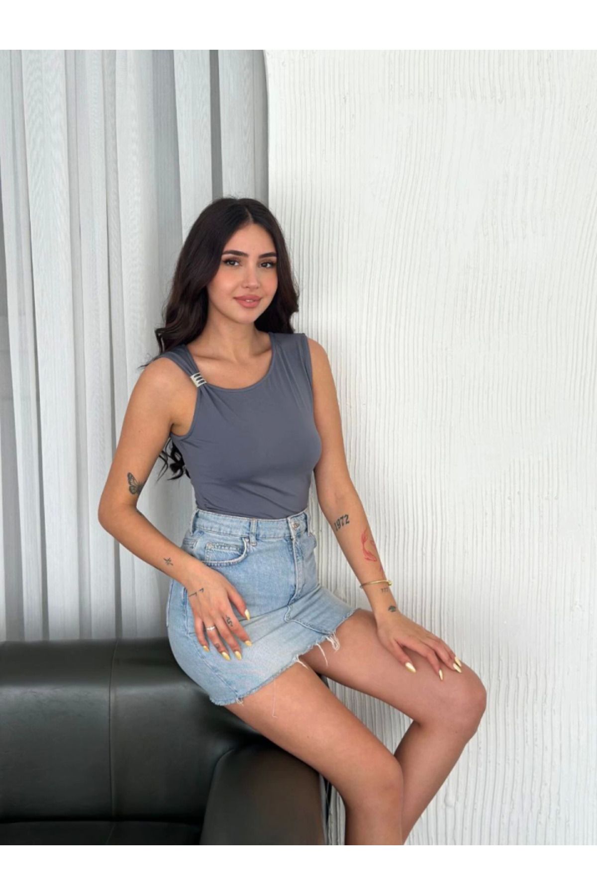 Meleners Osy Modal Yumuşak Dokulu Kumaş Bisiklet Yaka Sıfır Kol Bluz Omuz Toka Aksesuar Detaylı - Antrasit