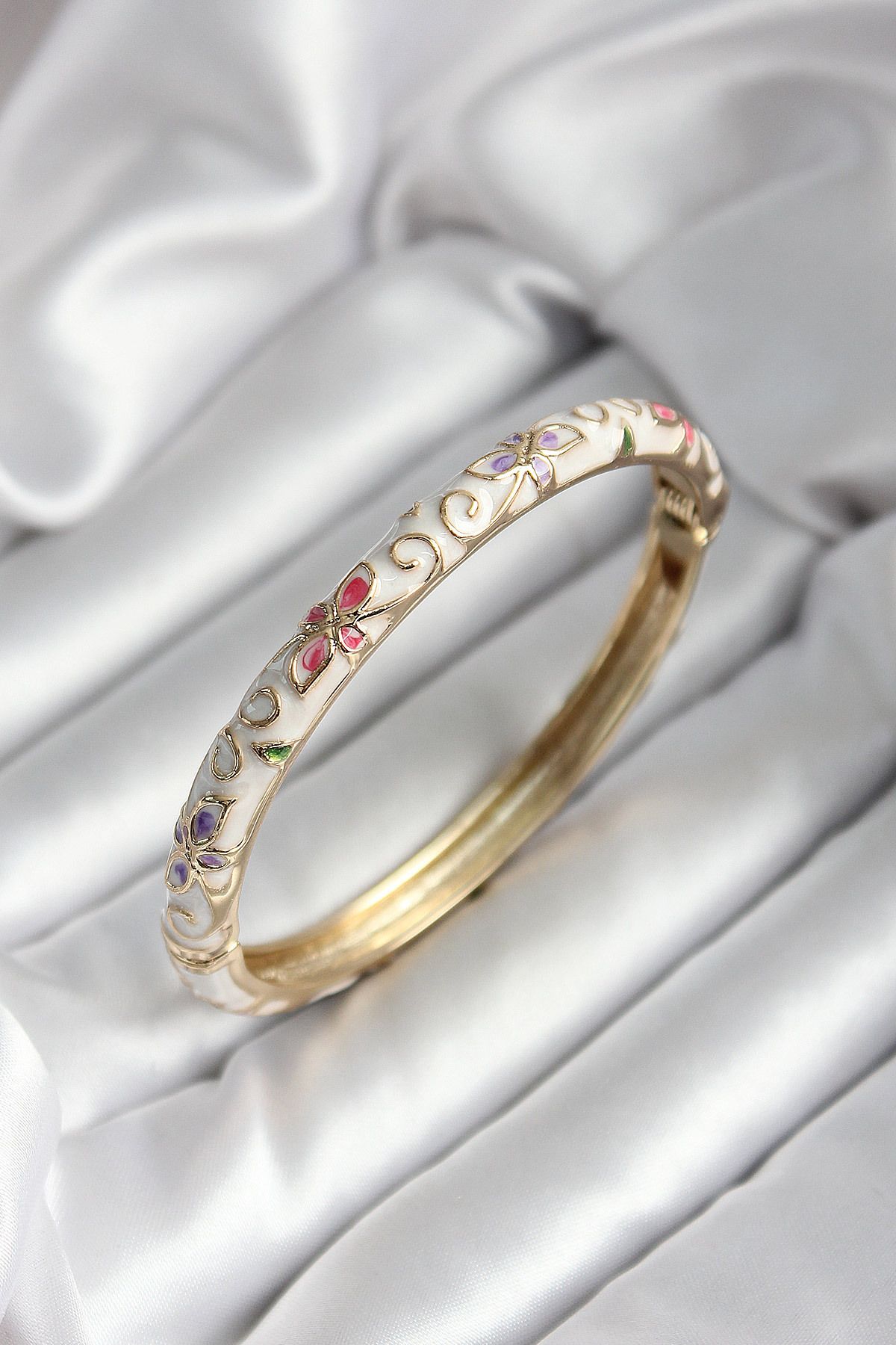 Goşenefmafe Mineli Pirinç Beyaz Çiçek Desenli Gold Renk Kadın Kelepçe (çap 60 mm)