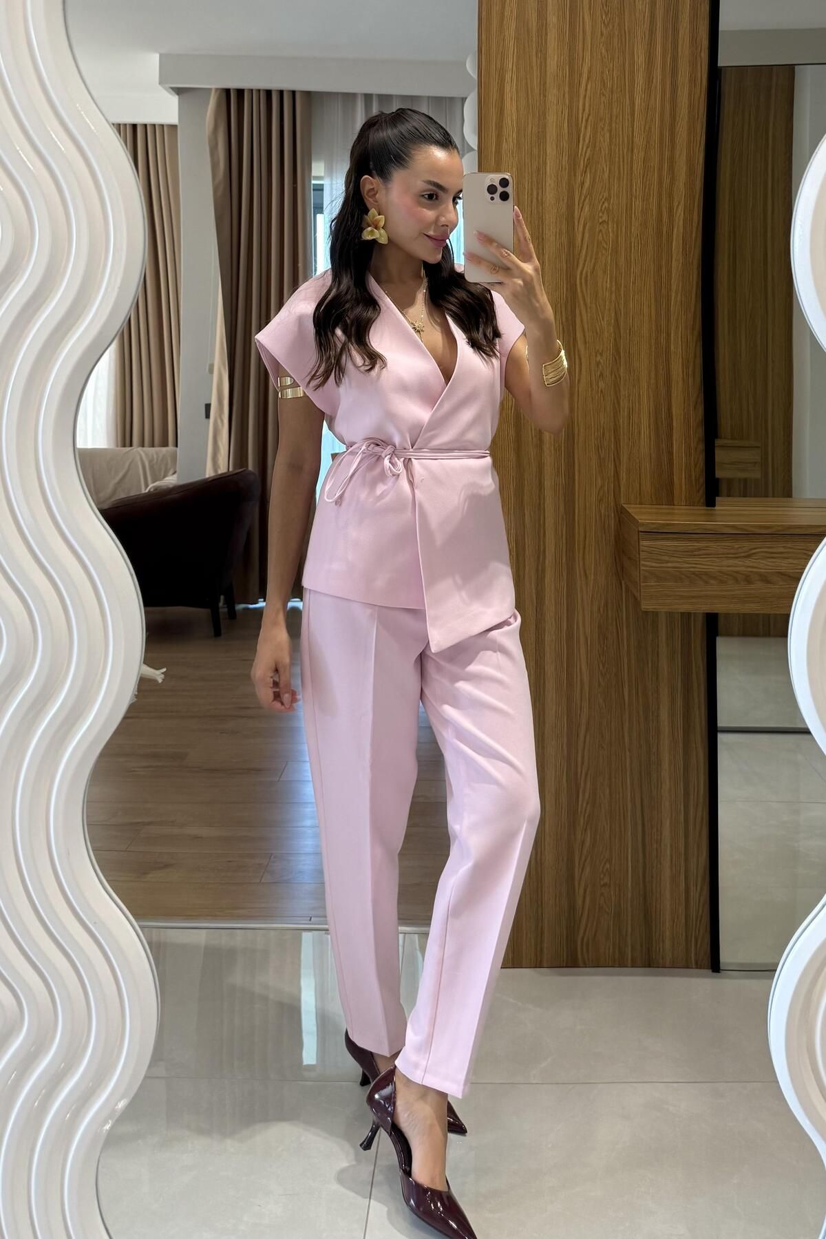 Gizem Ecemiş Alenya Şeker Pembe Yelekli Kuşaklı Takım