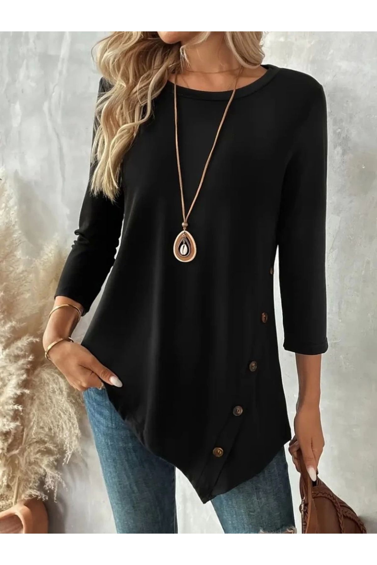 Butik Kadın Uzun Kollu Bisiklet Yaka Etek Ucu Asimetrik Kesim Düğme Detaylı Viskon Bluz