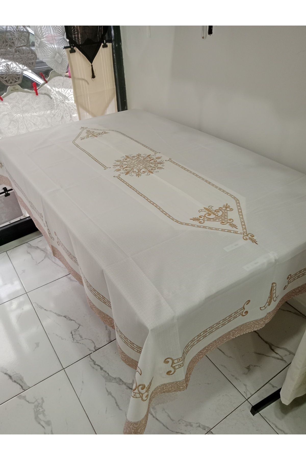 Elisam Dertsiz Leke Tutmaz Masa Örtüsü (Beyaz taban Kahve desenli)
