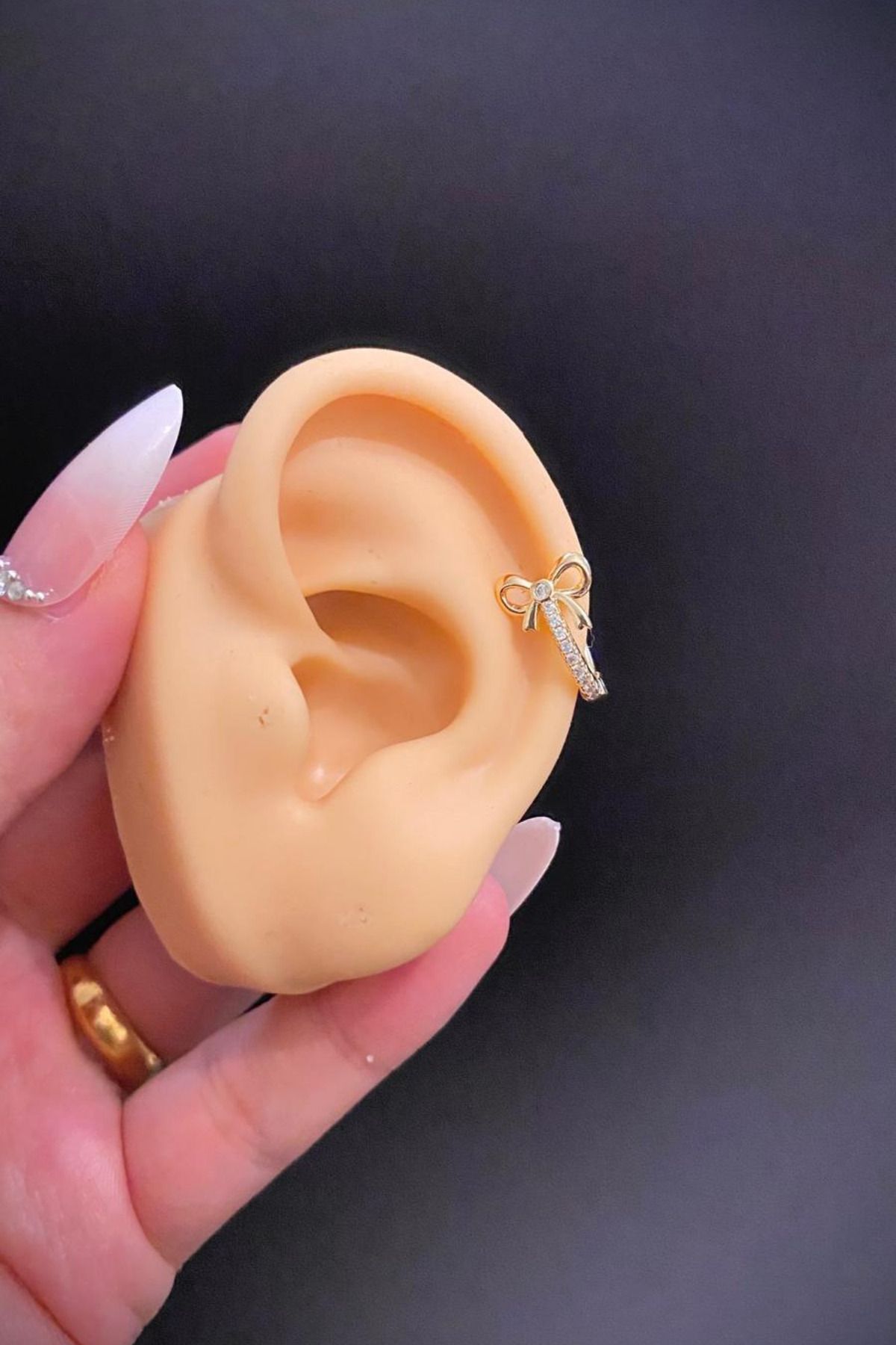 Blisse Piercing Kadın Gold Renk Fiyonk Figürlü Zirkon Taşlı 316L Çelik Helix & Lobe Kıkırdak Piercing