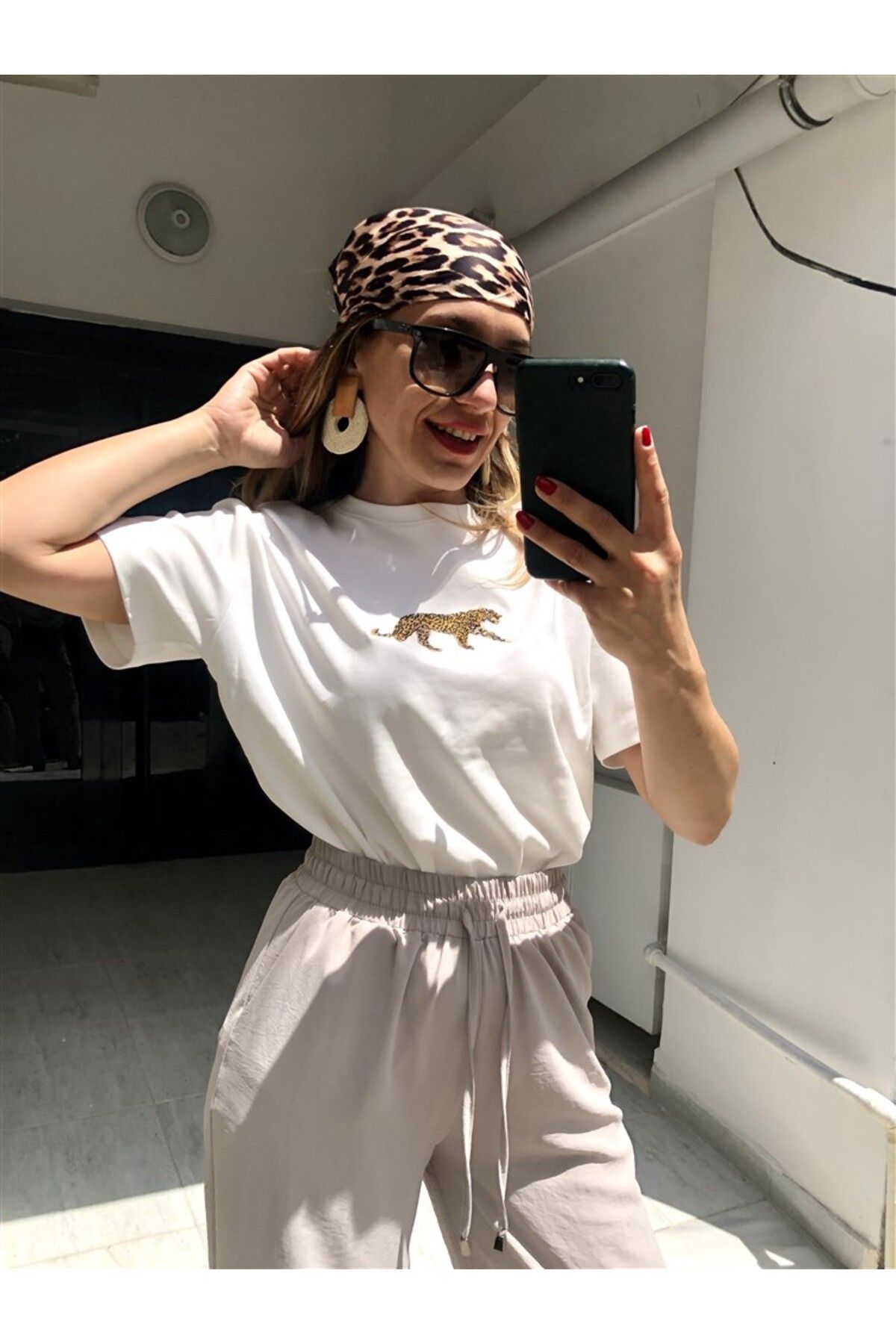 Gözde Tasarım Butik KADIN BEYAZ RENK % 100 PAMUK LEOPAR NAKIŞ İŞLEMELİ BİSİKLET YAKA KISA KOLLU T-SHİRT