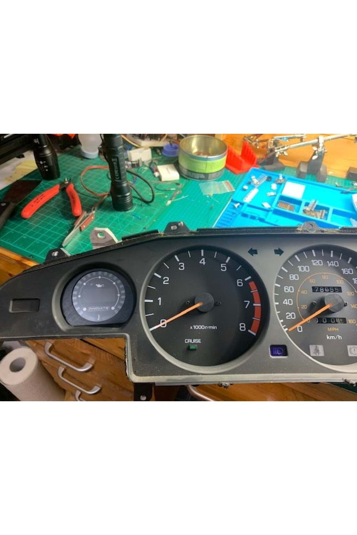 Lucest Supra Mk3 kümesinin Innovate göstergesi için sol gösterge adaptörü (Plastik Aparattır!!!)