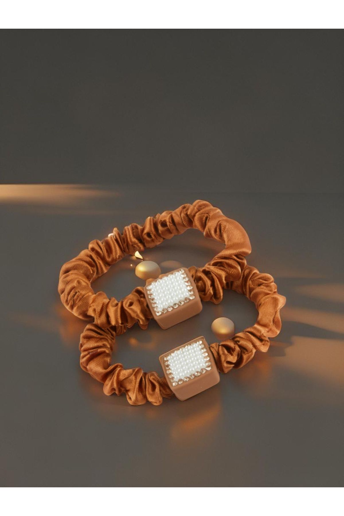 ZERİUM Kare İnci Detaylı Lastikli Toka – 2’li Set, 6 cm Şık Saç Aksesuarı