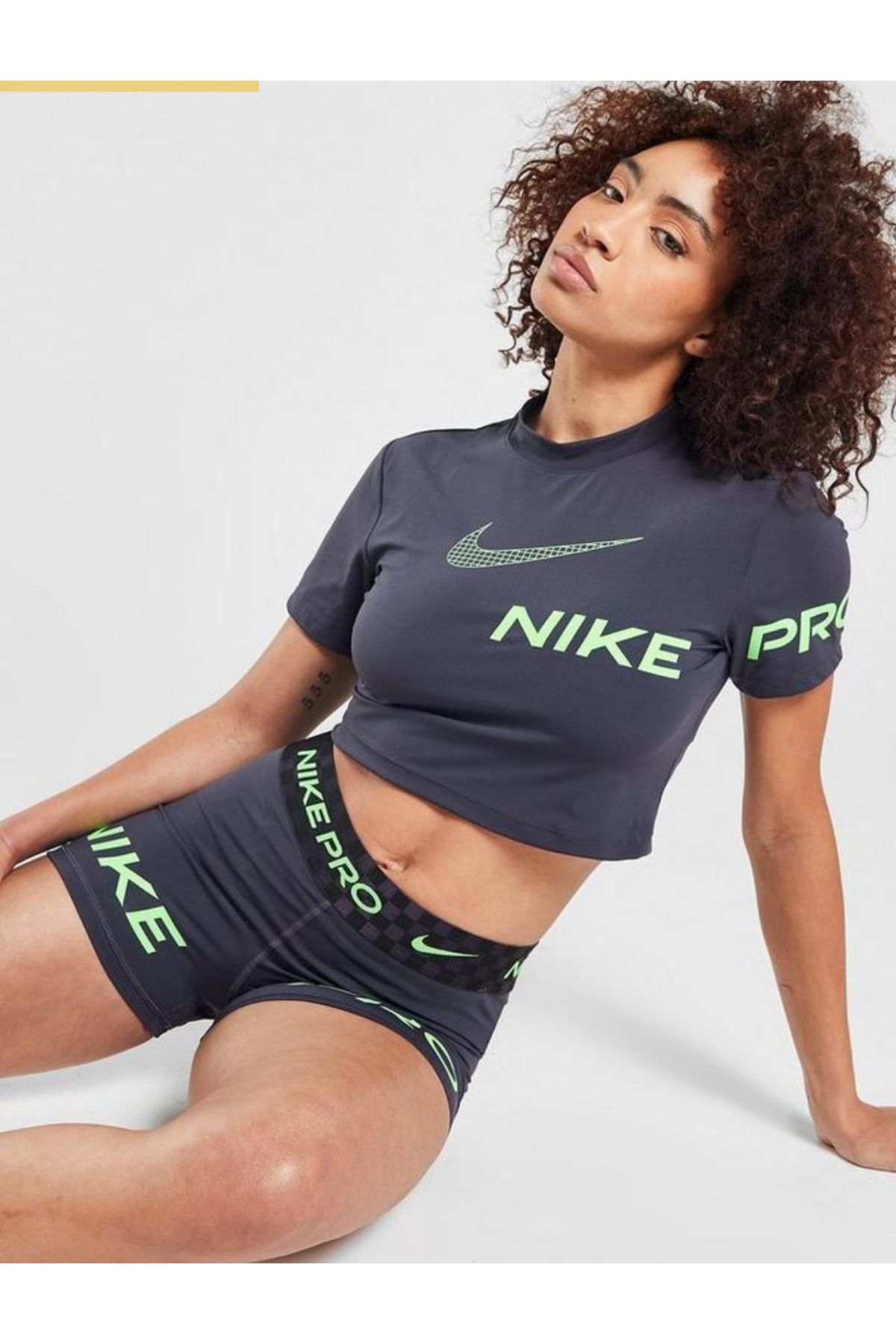 Nike Pro Dri-Fit Cropped Graphic Training Short-Sleeve Kadın Tişört KZY SPORT