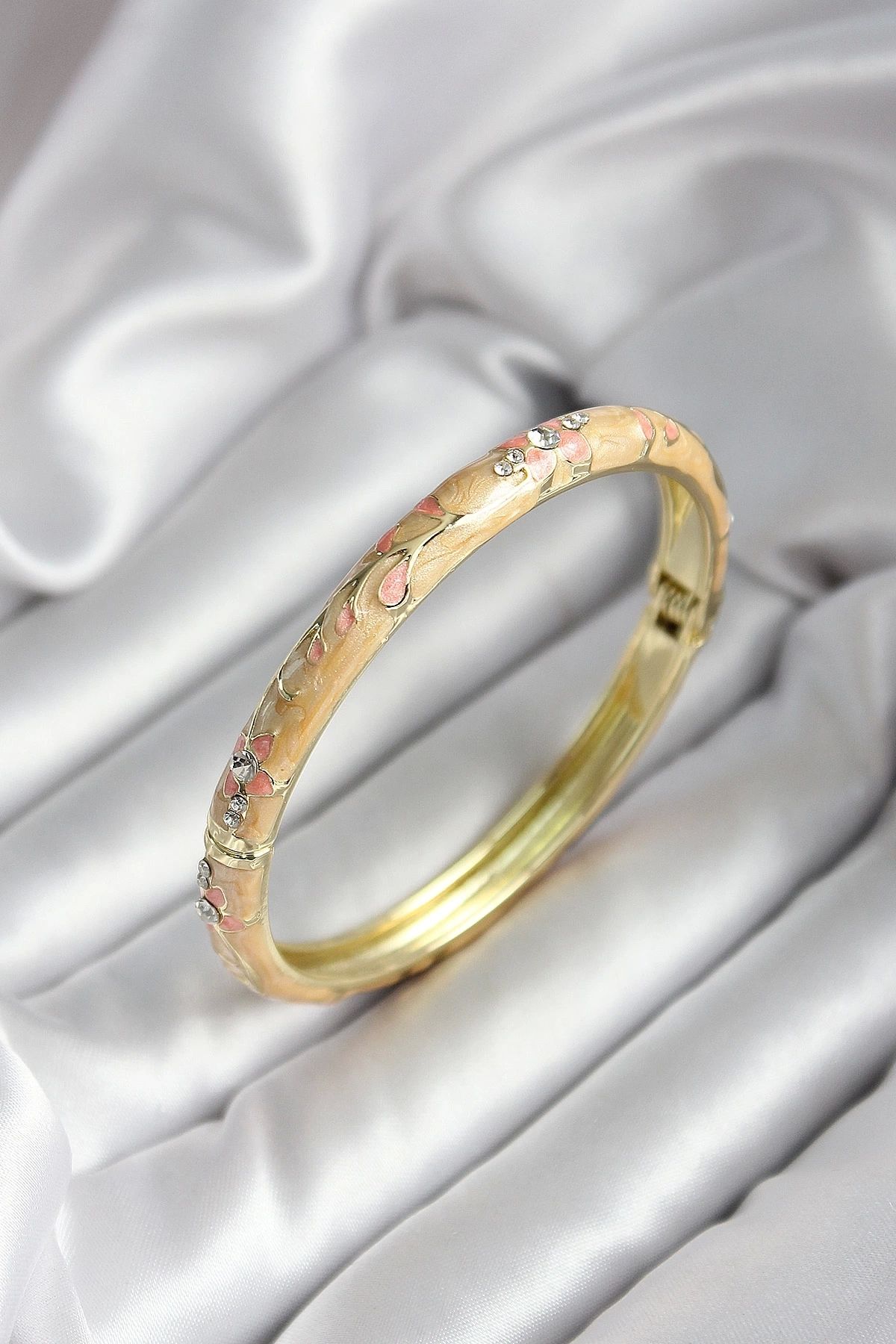 GLIMMERY Mineli Pirinç Krem Çiçek Desenli Zirkon Taşlı Gold Renk Kadın Kelepçe (çap 60 Mm)