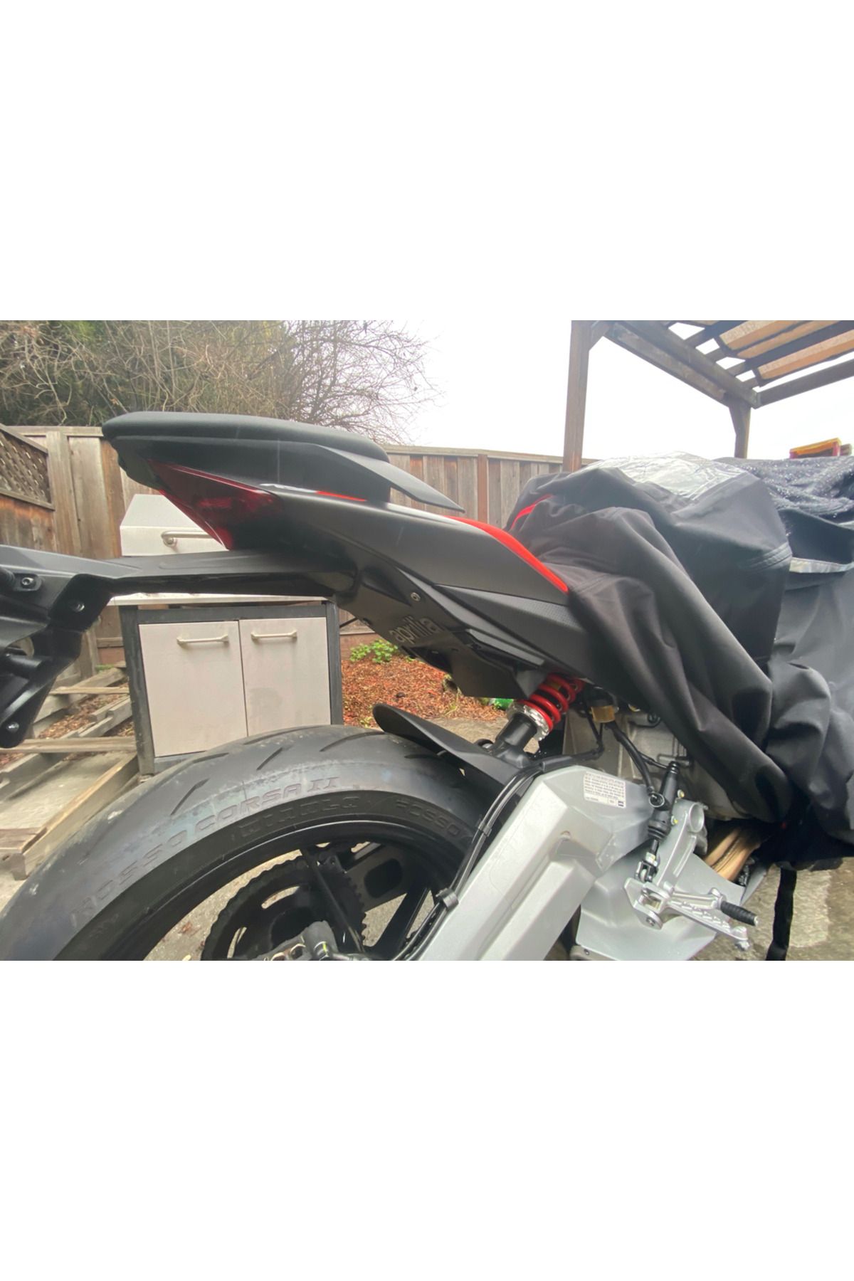 Lucest Aprilia RS 660 Yolcu Ayak Dayama Yerini Sil (Plastik Aparattır!!!)