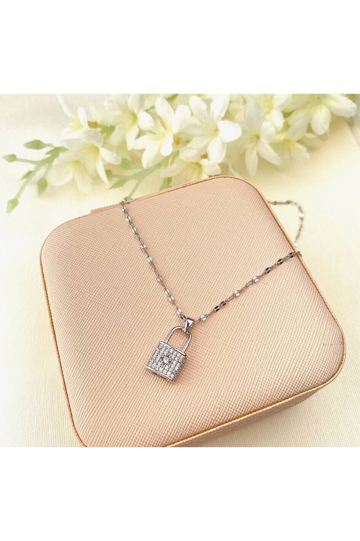 HND collection Taş Detaylı Asma Kilit Silver Renk Kadın Kolye