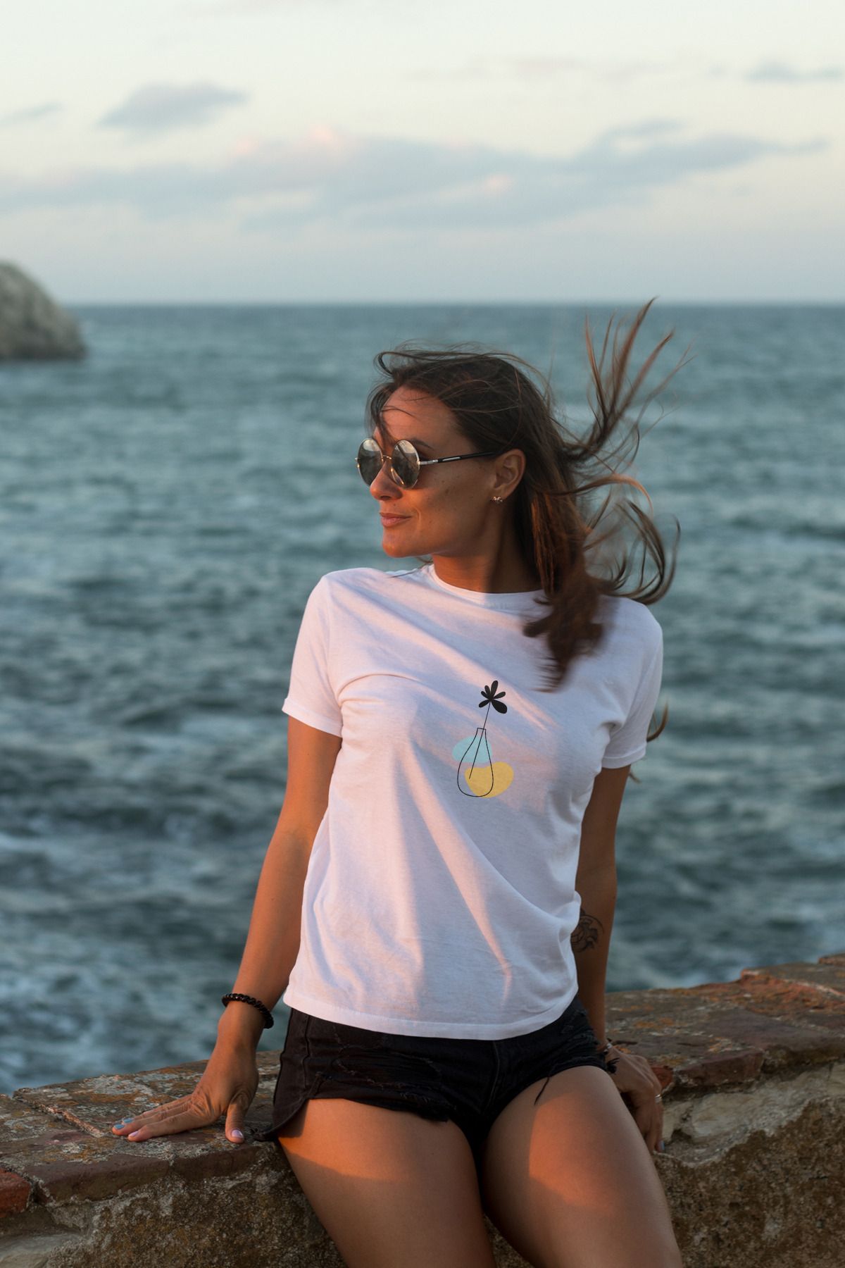 Decrift Minimal Vazo %100 Pamuk Kadın T-Shirt