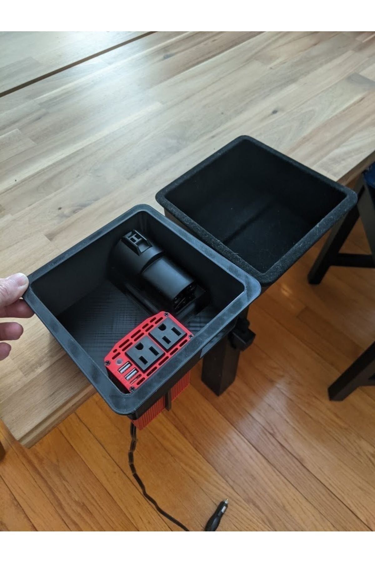 Lucest Tesla Model 3 Uyumlu Arka Merkez Konsolu 120V Outlet Inverter Montajı (Plastik Aparattır!!!)
