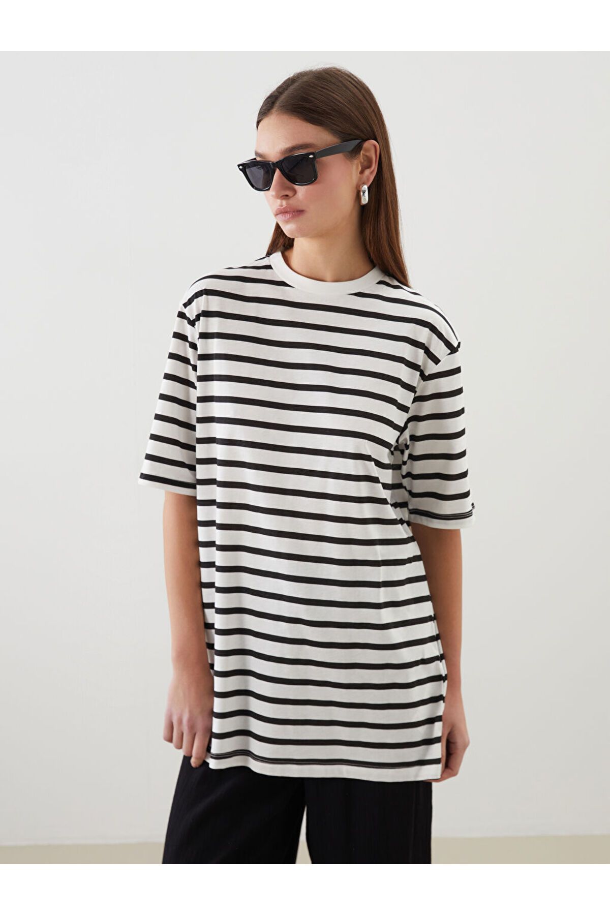 LC Waikiki LCW Modest Siyah Bisiklet Yaka Çizgili Kadın Tişört S5O028Z8NVY25