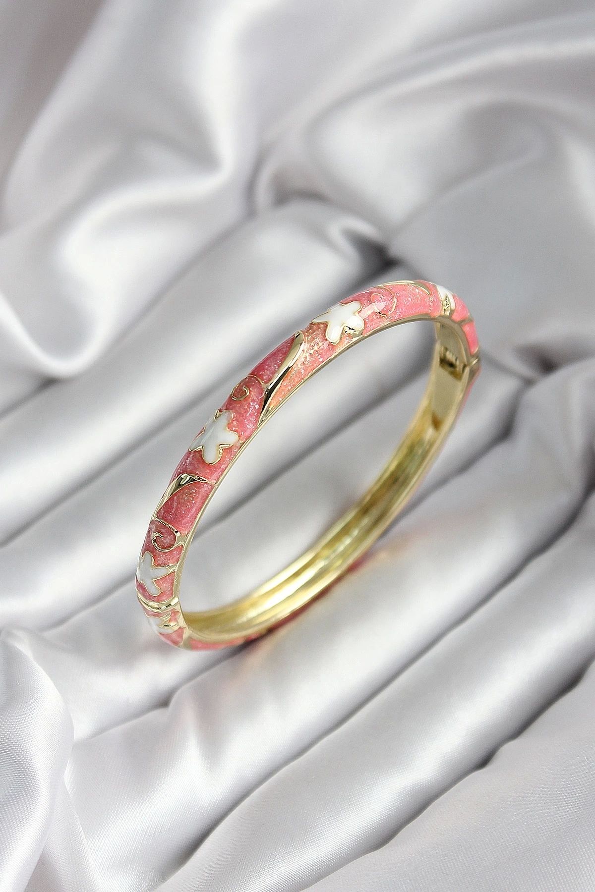 GLIMMERY Mineli Pirinç Pembe Çiçek Desenli Gold Renk Kadın Kelepçe (çap 60 mm)