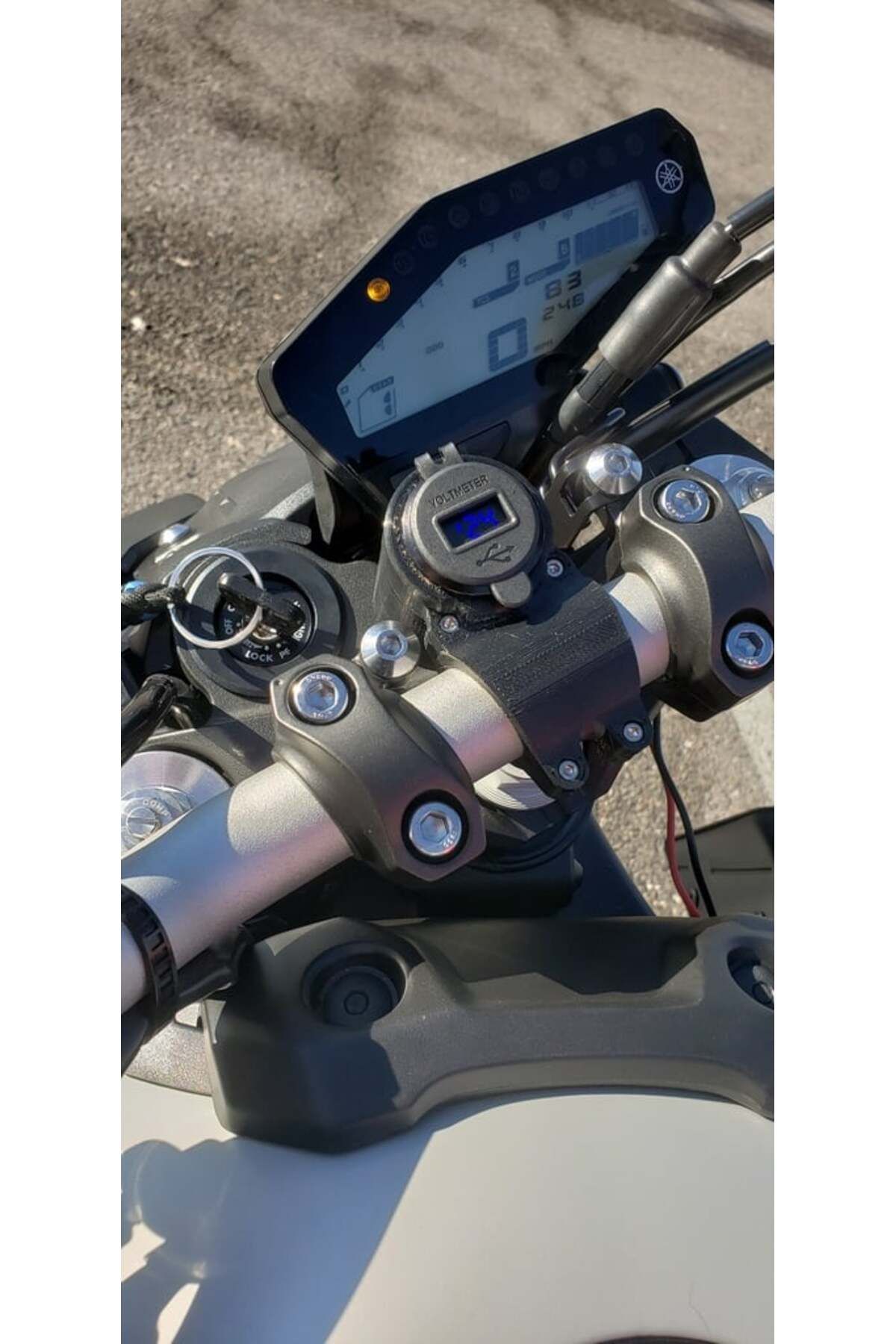 Lucest Yamaha FZ-09 için Remix USB Şarj Cihazı (Plastik Aparattır!!!)