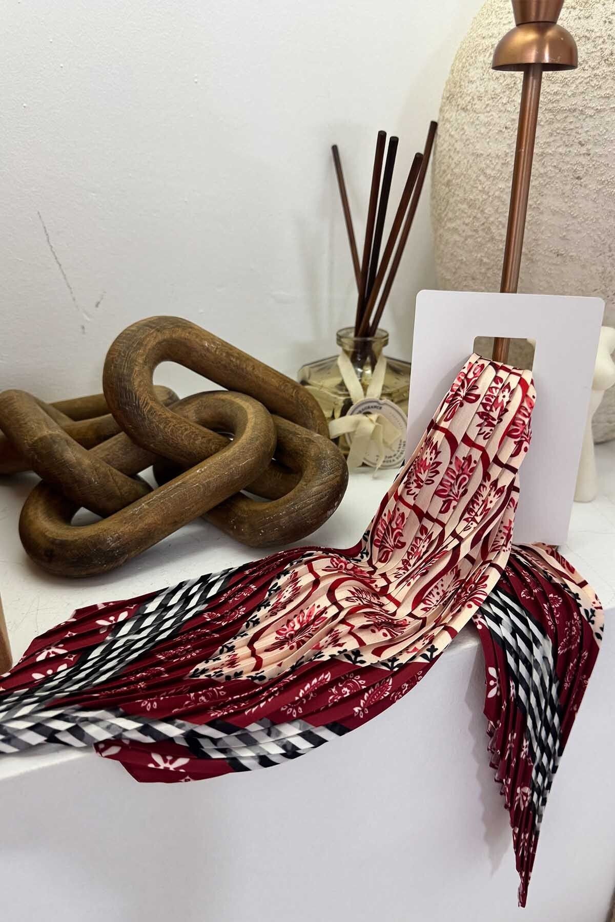 BYP Atelier Çiçek Desenli Fular Kırmızı-Siyah