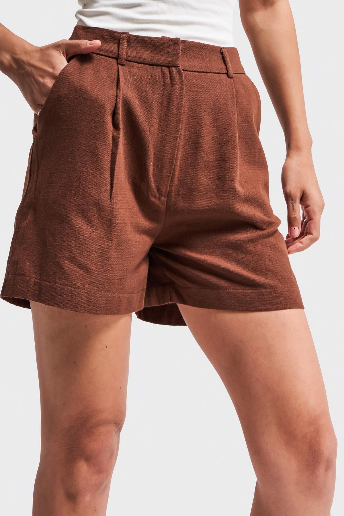 its basic Kadın Kahverengi s5-16 Rahat Kesim Midi Önü Pileli Mom Fit Keten Kumaş Şort
