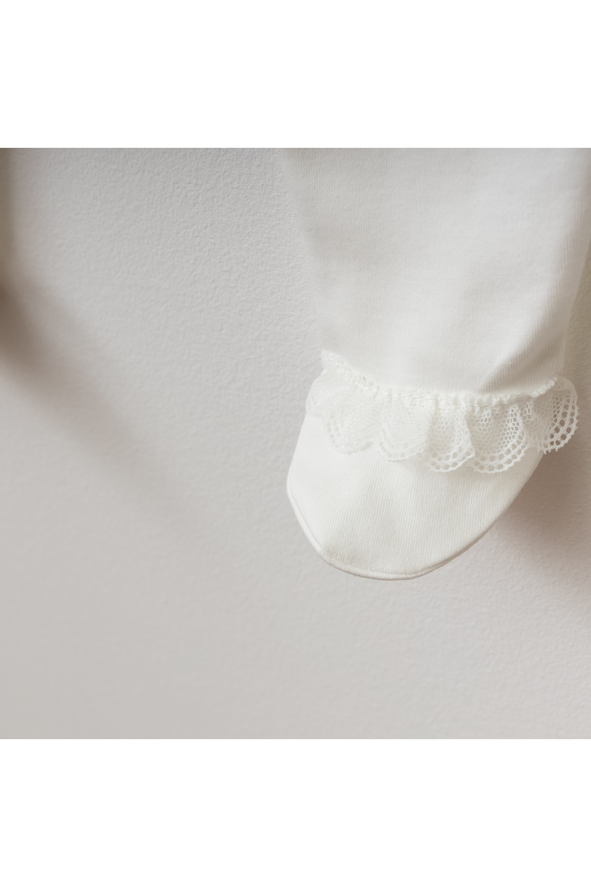 Mert Baby Dantelli Düğme Detaylı 10'lu Organik Hastane Çıkış Seti %100 Pamuk Yenidoğan Kız Bebek fotoğrafı 4 (önizleme)