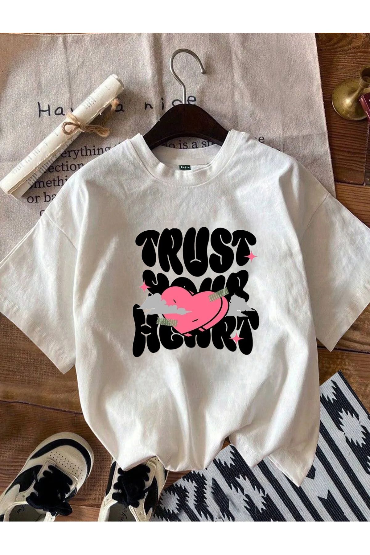ELNOYA Unisex Pamuklu Beyaz Oversize "TRUST YOUR HEART" Baskılı Rahat Günlük T-shirt