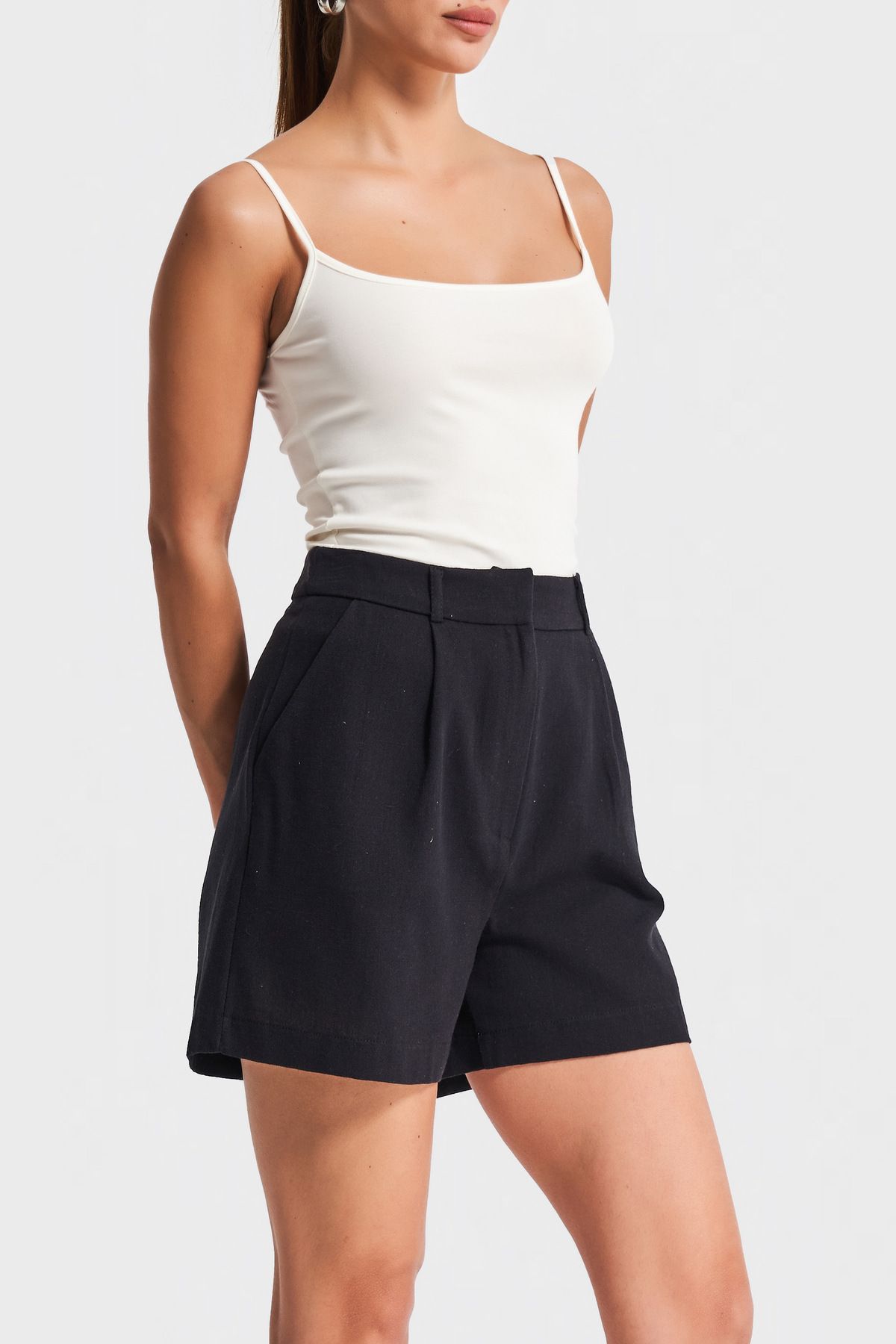 its basic Kadın Siyah s5-1 Rahat Kesim Midi Önü Pileli Mom Fit Keten Kumaş Şort