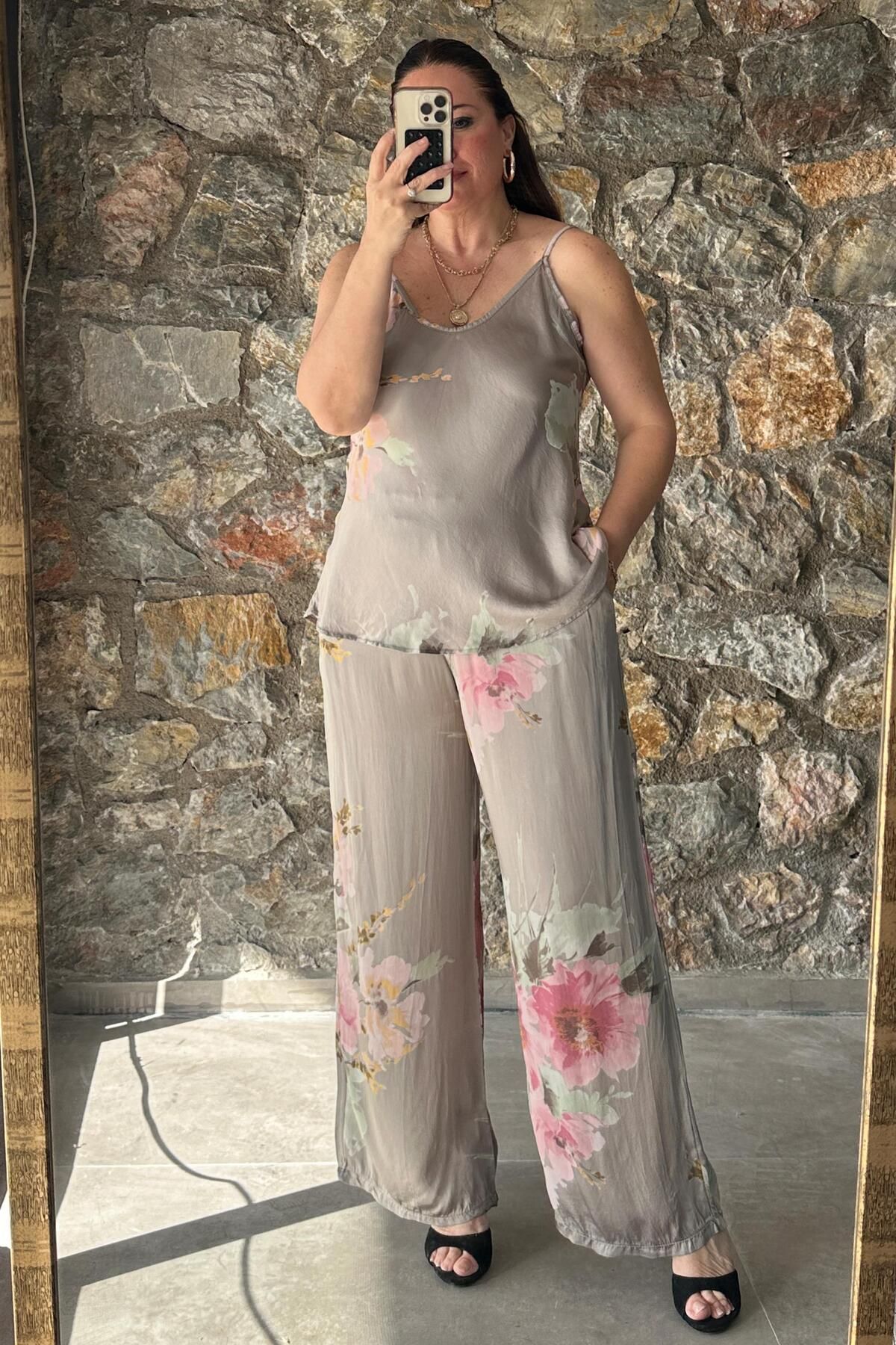Mine Sabuncuoğlu Flora Desenli Saten Takım Gri