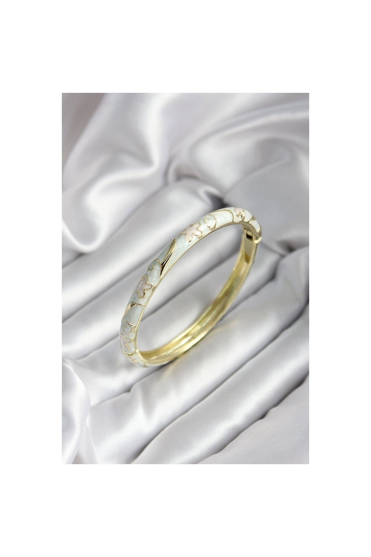 Findit Mineli Pirinç Kırık Beyaz Çiçek Desenli Zirkon Taşlı Gold Renk Kadın Kelepçe (çap 60 mm)