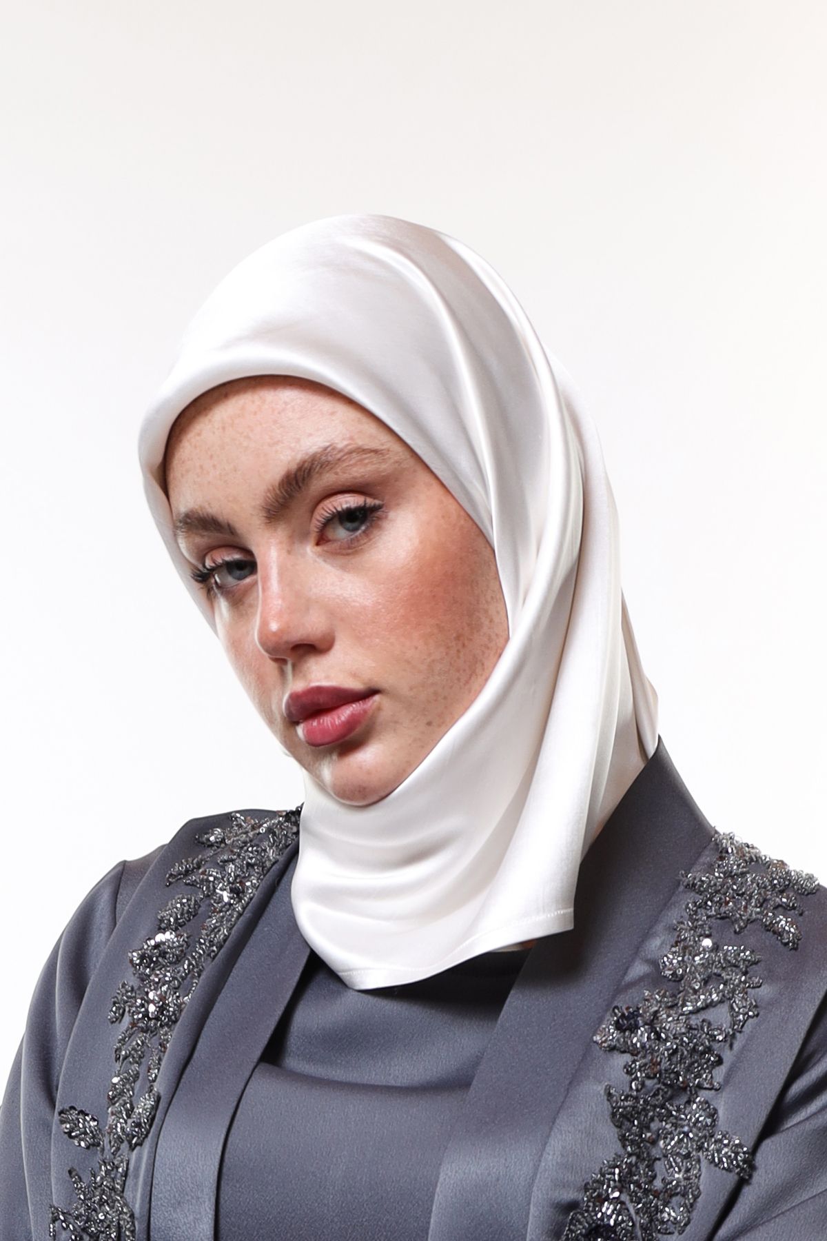 HARİKA WEAR Saten Beyaz Düz Eşarp – Şık ve Zarif Tesettür Şal Modeli