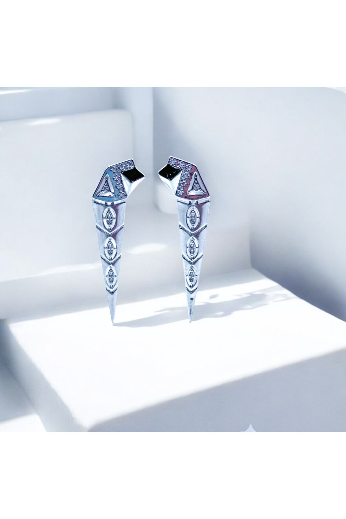 ATELİER BEREN Silver Blade – Geometrik Formlu Gümüş Renk Taşlı Küpe