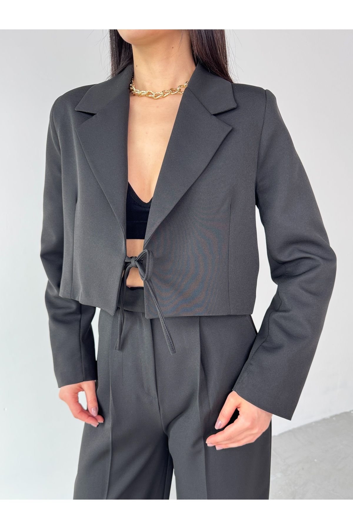 Cappmoda CKT-12441 Siyah Vatkalı Ön Bağlamalı Crop Ceket