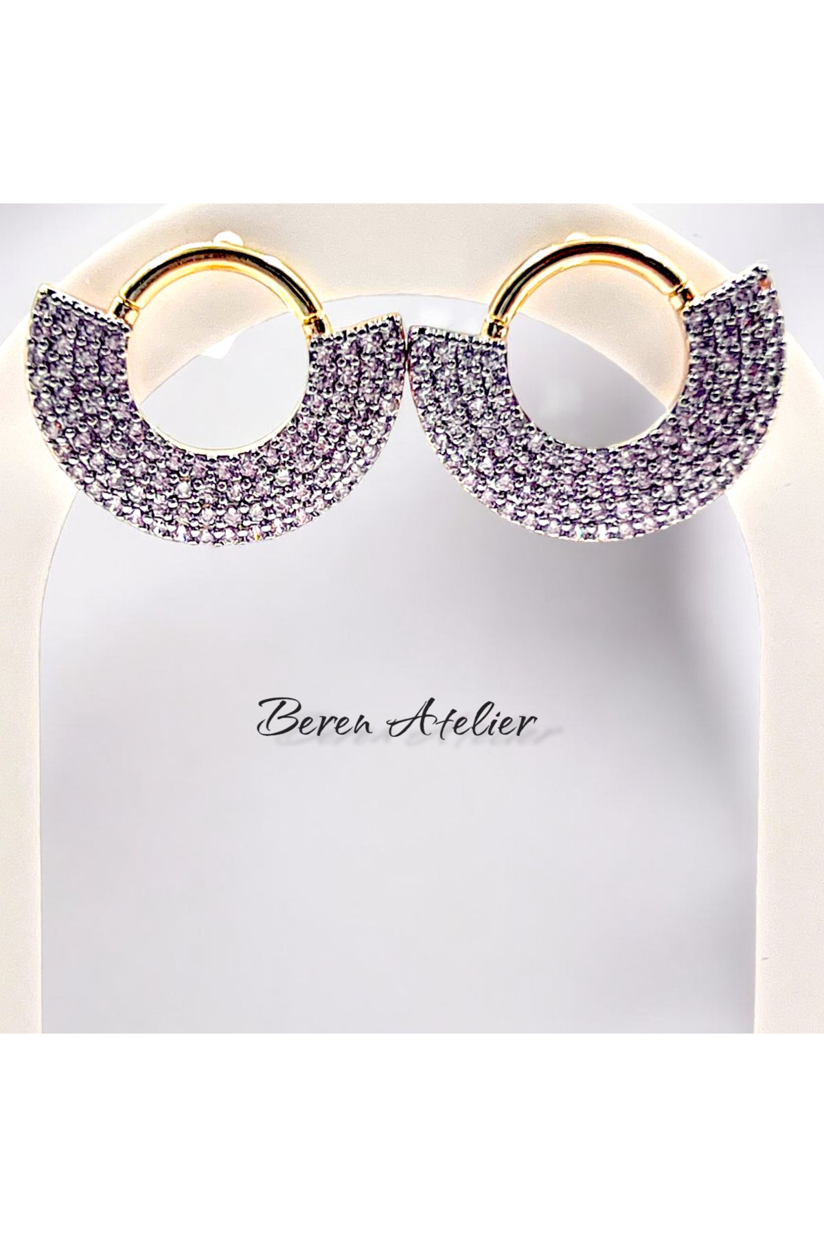ATELİER BEREN Moonlight Hoop – Taşlı Yarım Ay Formlu Işıltılı Küpe