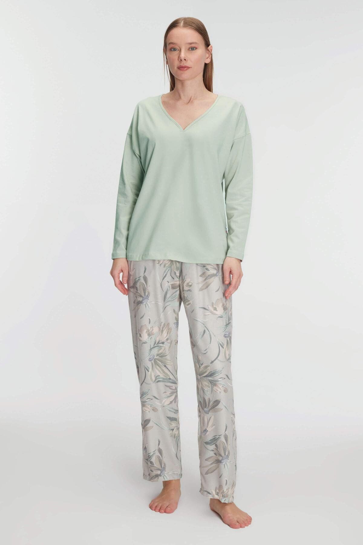 Motto10butik Uzun Kol V Yaka Pijama Takımı