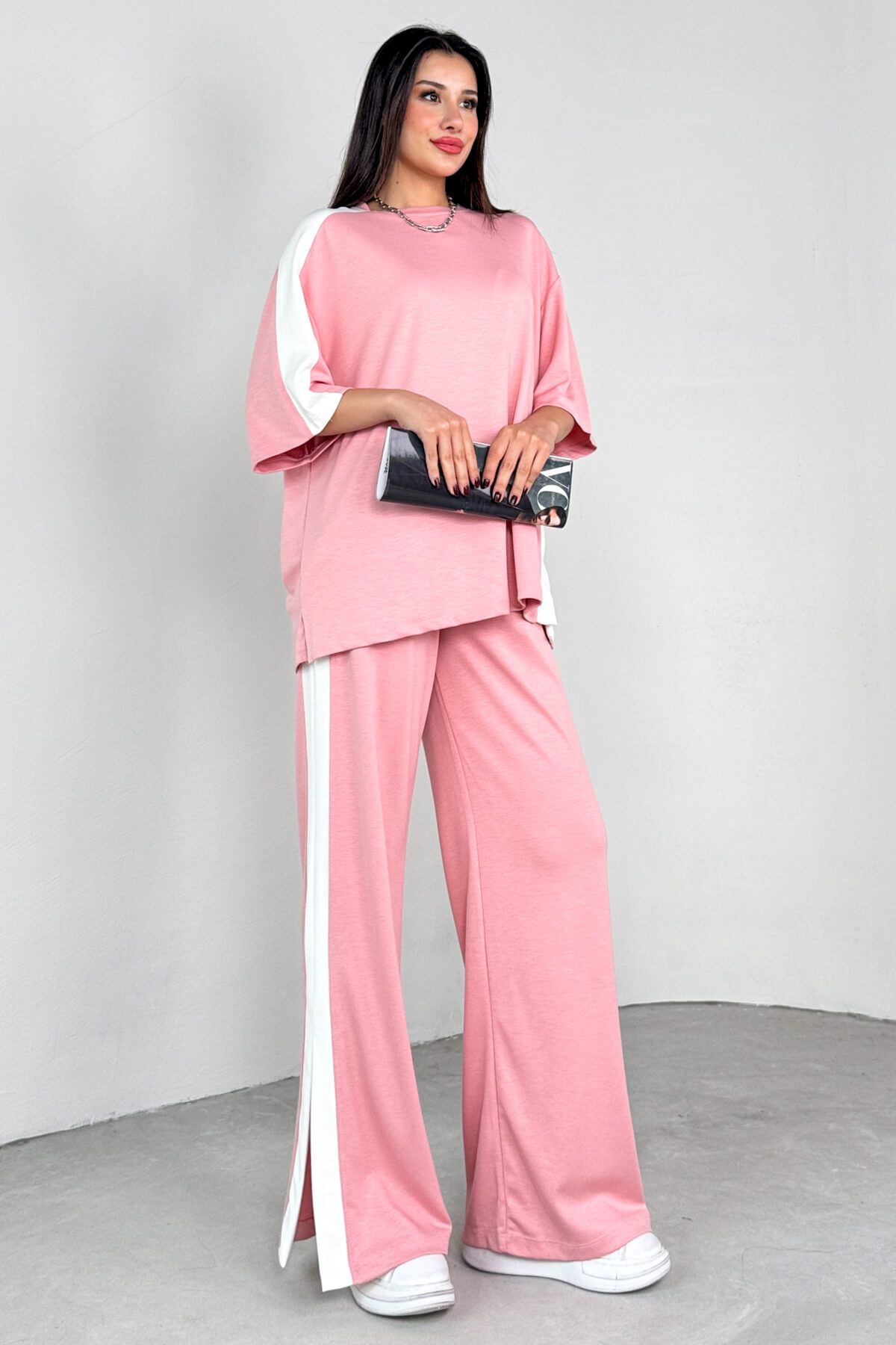 Cappmoda TKM-13307 Pudra Şerit Detaylı Oversize Tişört & Cepli Salaş Pantolon İkili Takım