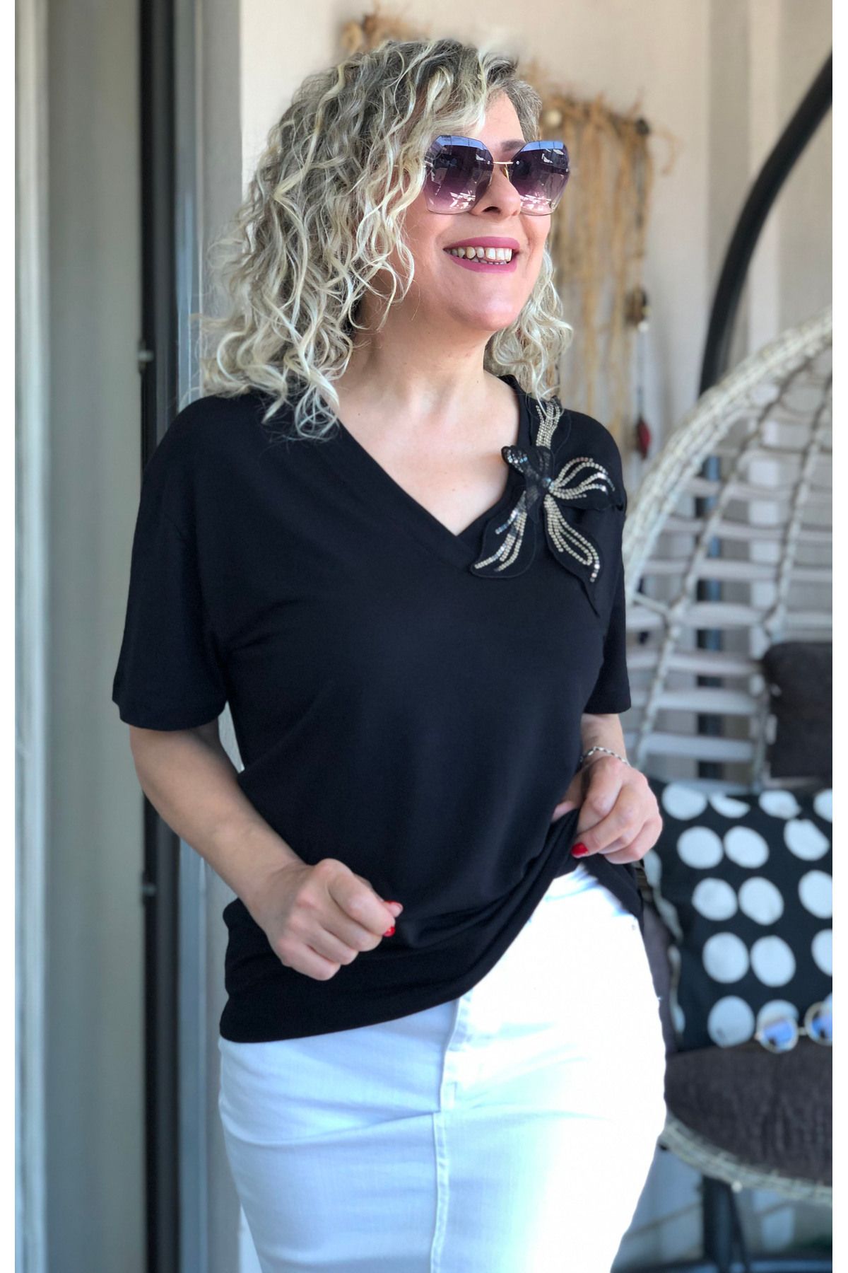 Dila Butik V Yaka Güllü T-Shirt