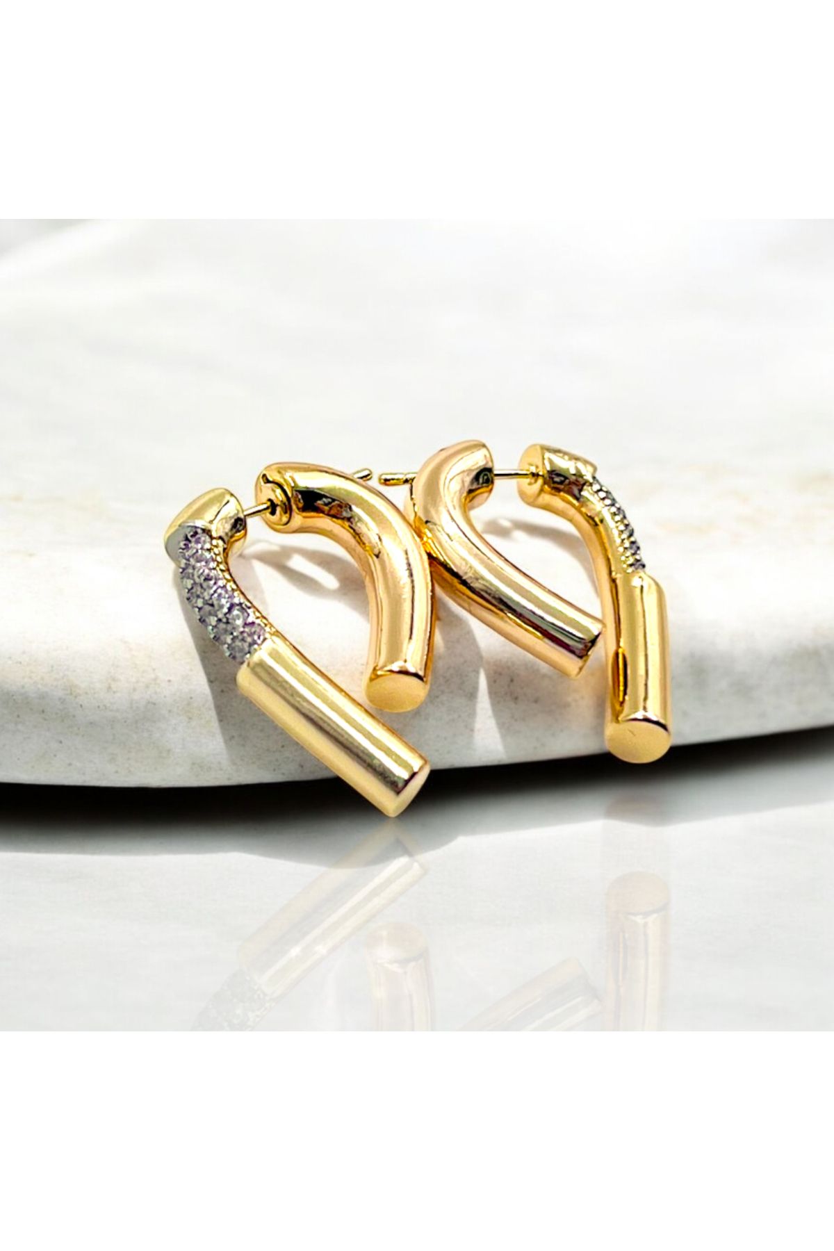 ATELİER BEREN Bold Heart – Altın Kaplama Modern Form Küpe