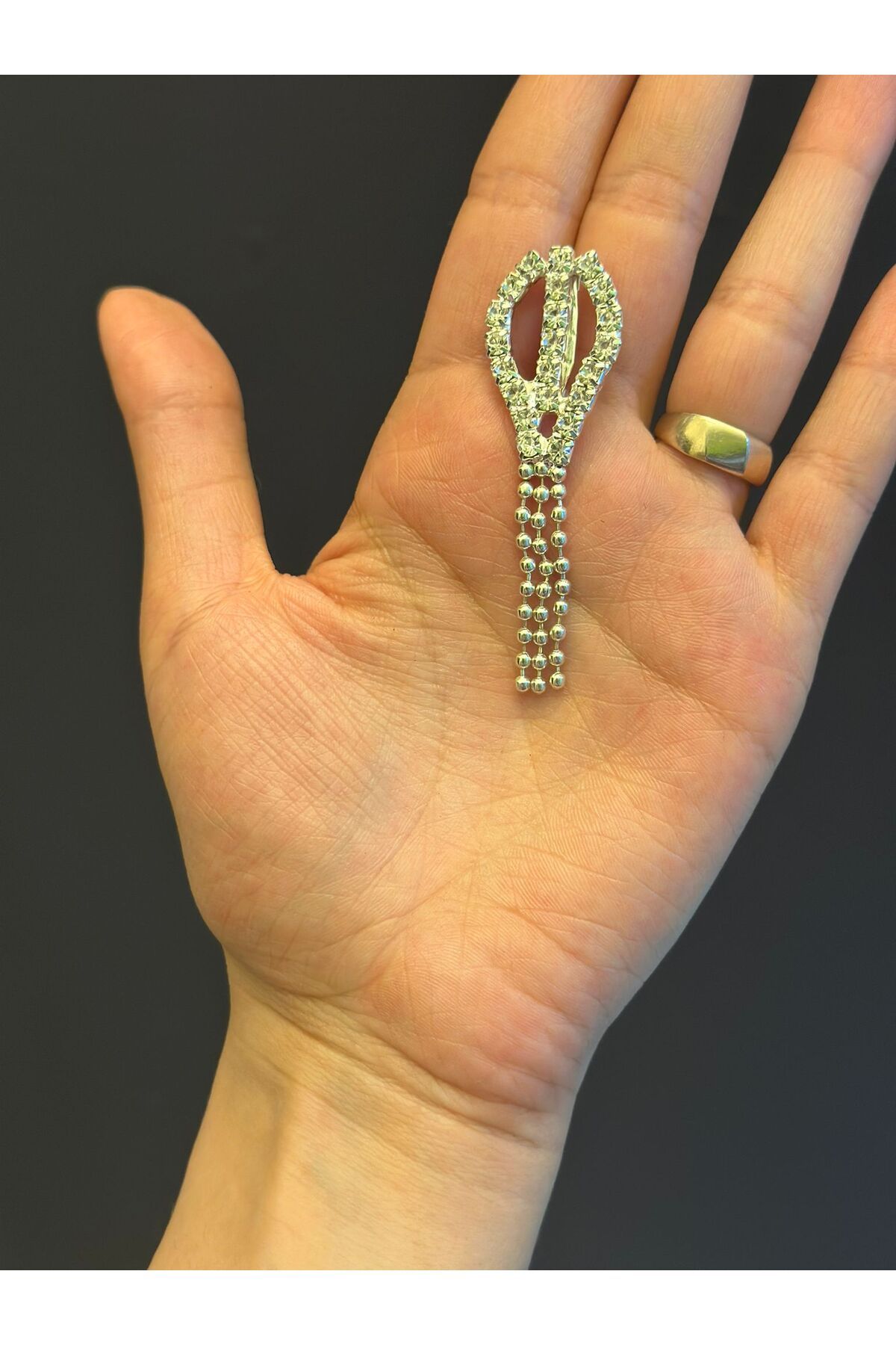 Gönülden Tasarım ZİRKON TAŞLI PÜSKÜLLÜ GÜMÜŞ RENK BROŞ YAKA İĞNESİ GİYİM AKSESUARI 5X2 CM