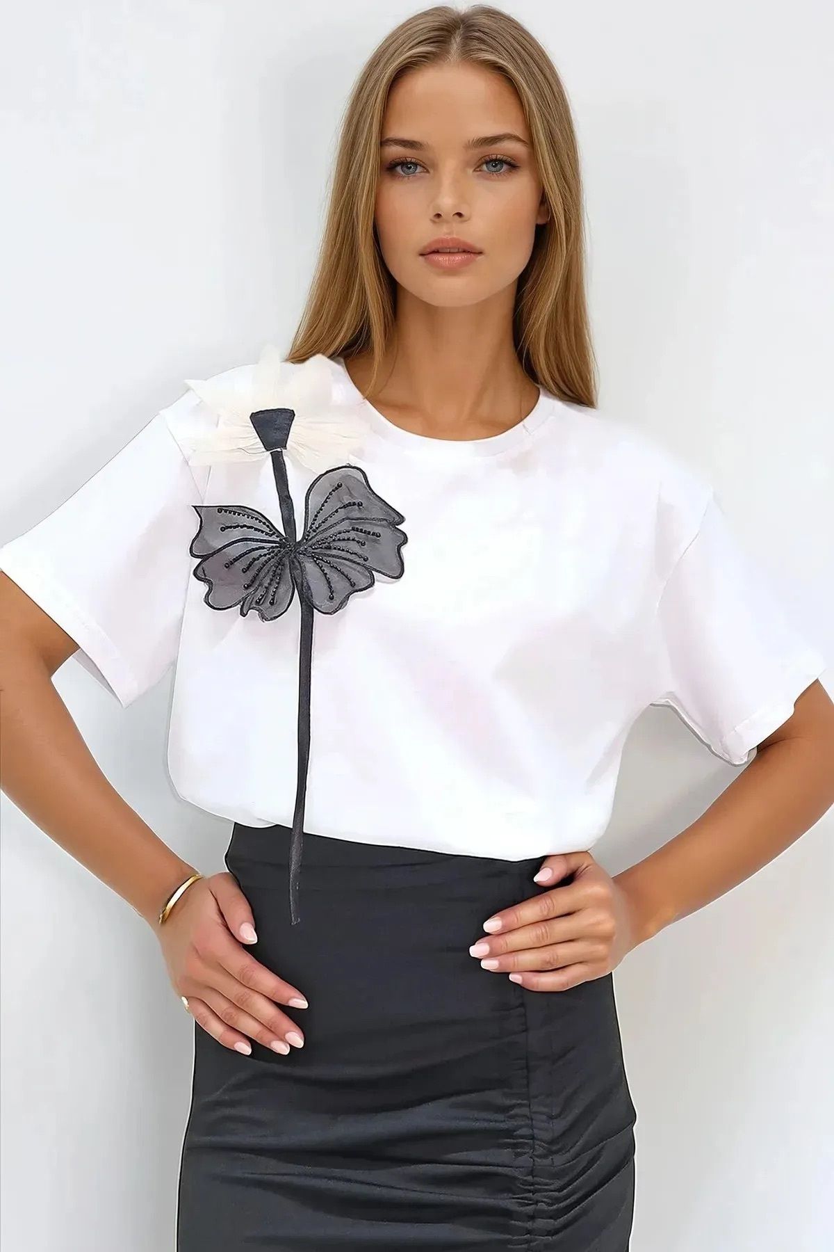 Elysira Kadın Çiçek Aksesuarlı Bisiklet Yaka %100 Pamuk T-shirt