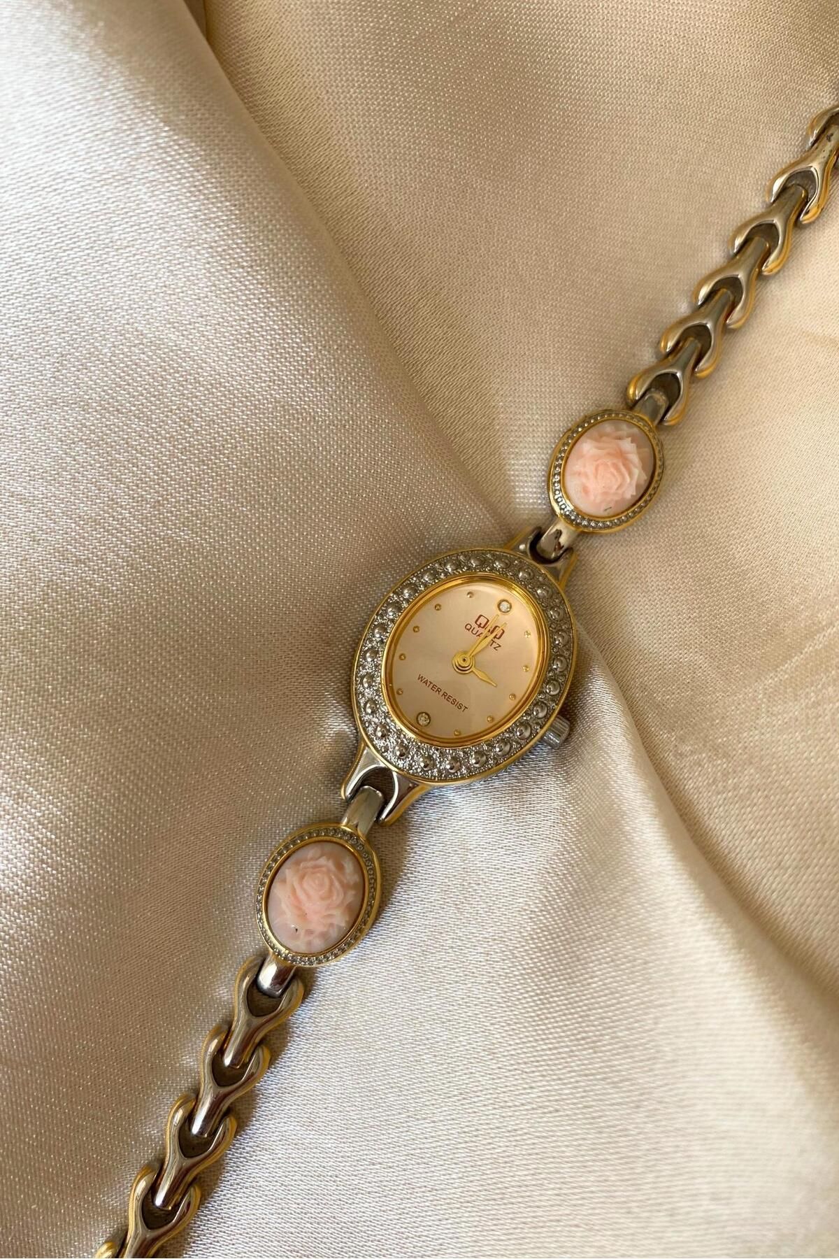 Q&Q Özel Gül İşlemeli Tasarım Çelik Kordon Küçük Vintage Kadın Kol Saati