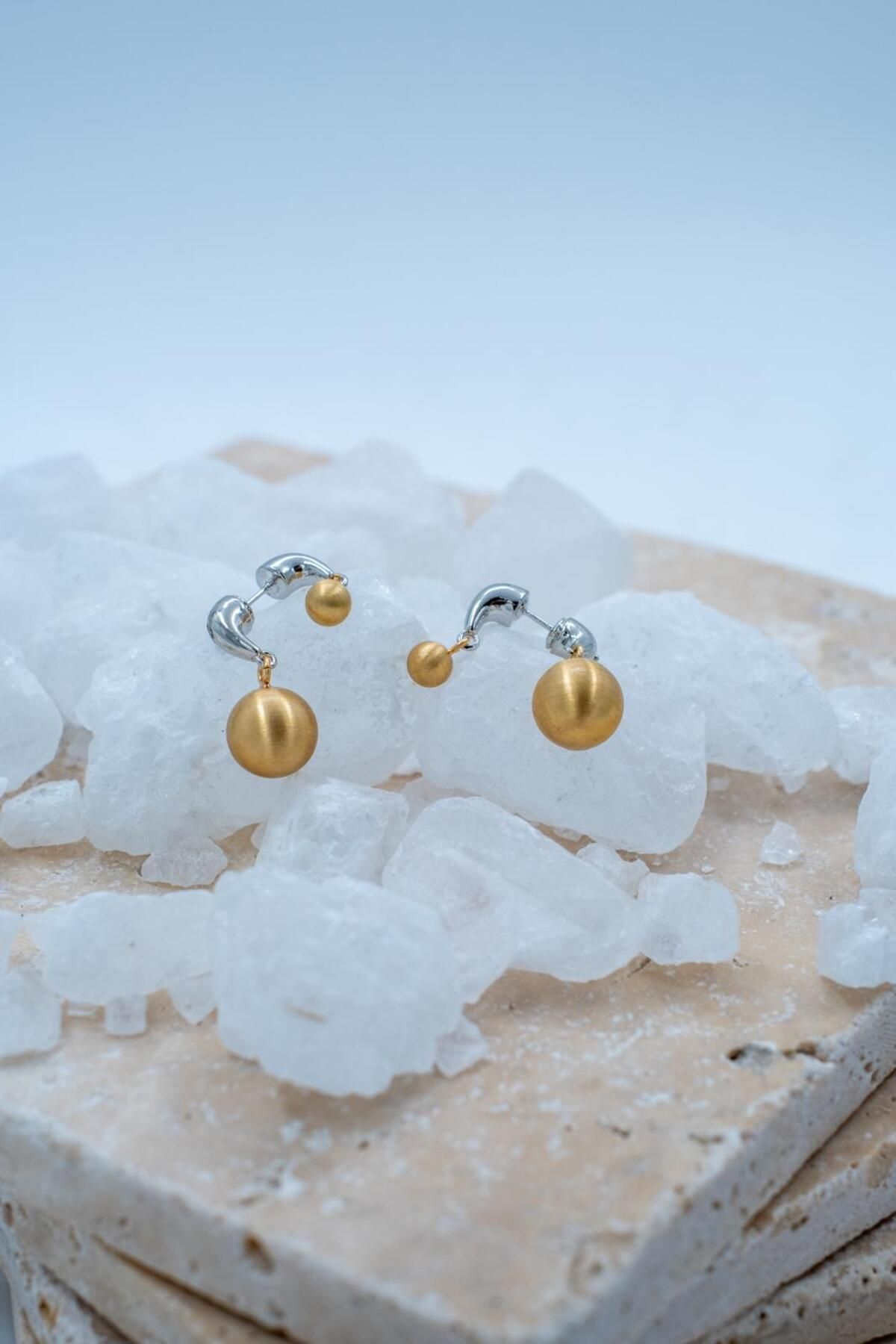 ATELİER BEREN Golden Orbit Küpe – Gold Top Detaylı Minimal Çift Taraflı Tasarım Küpe
