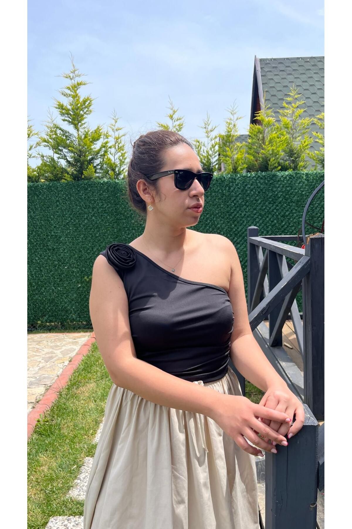 Gizybutik Tek Omuz Gül Detaylı Bluz