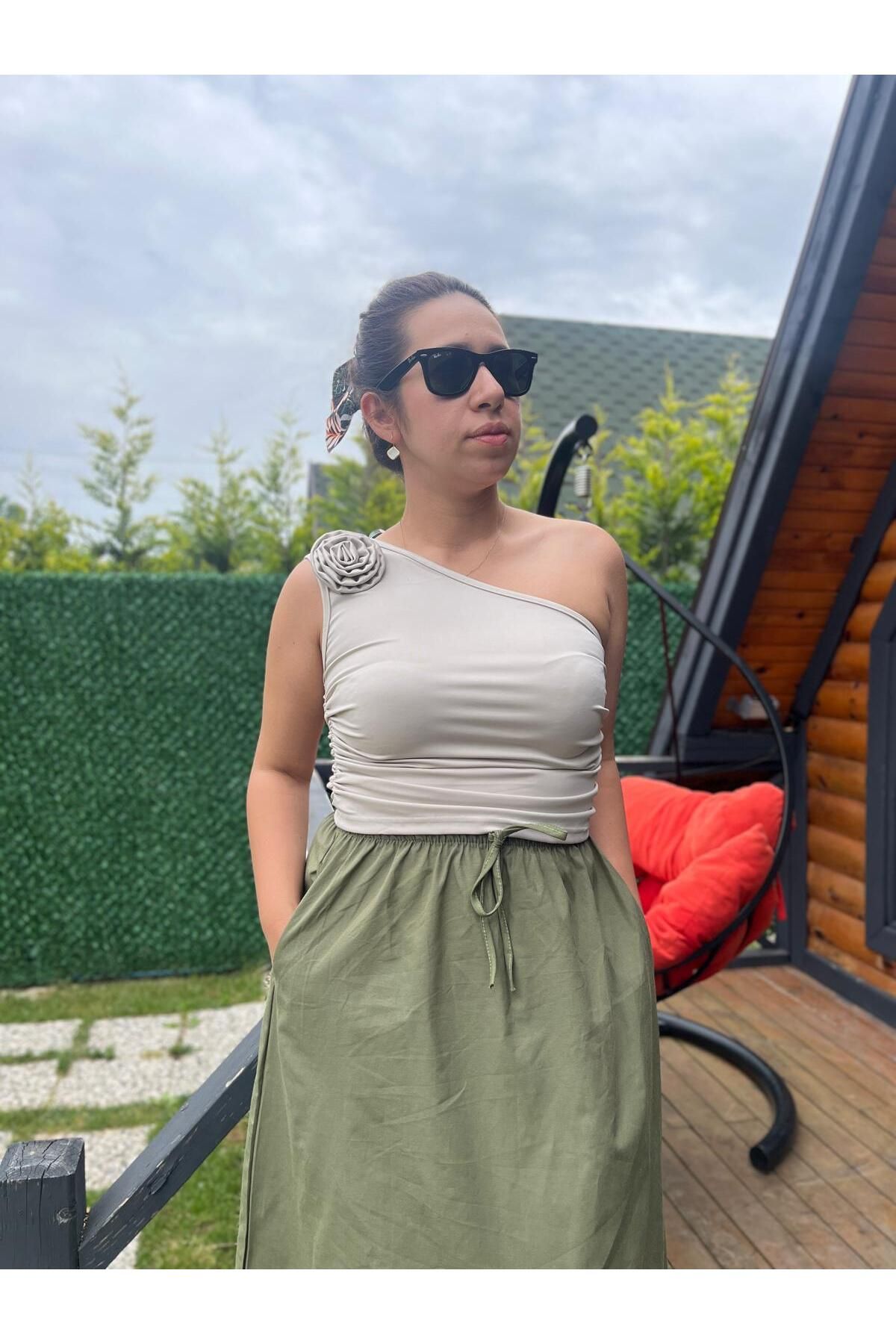 Gizybutik Tek Omuz Gül Detaylı Bluz