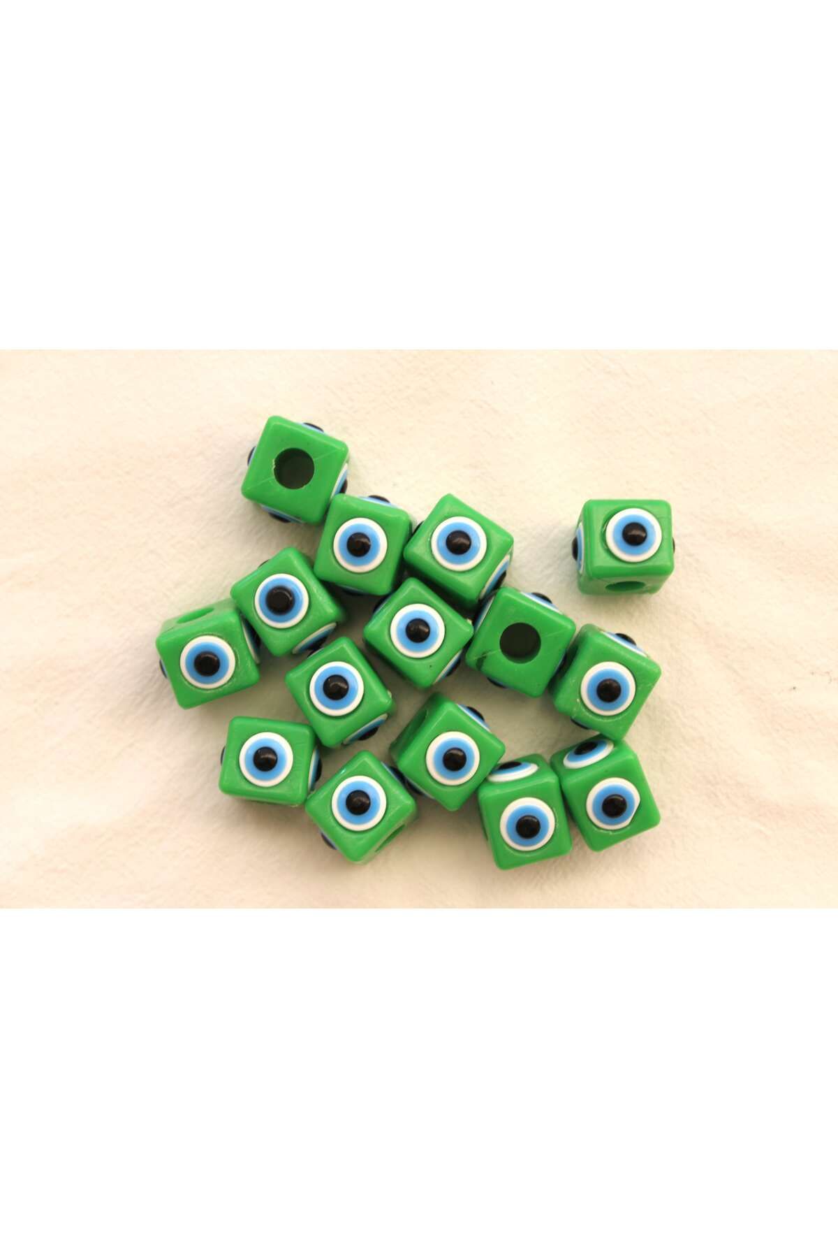 SDM Ticaret 5 Adet Kare Plastik Yeşil Nazar Boncuğu 1,5 Cm Büyük Boy .