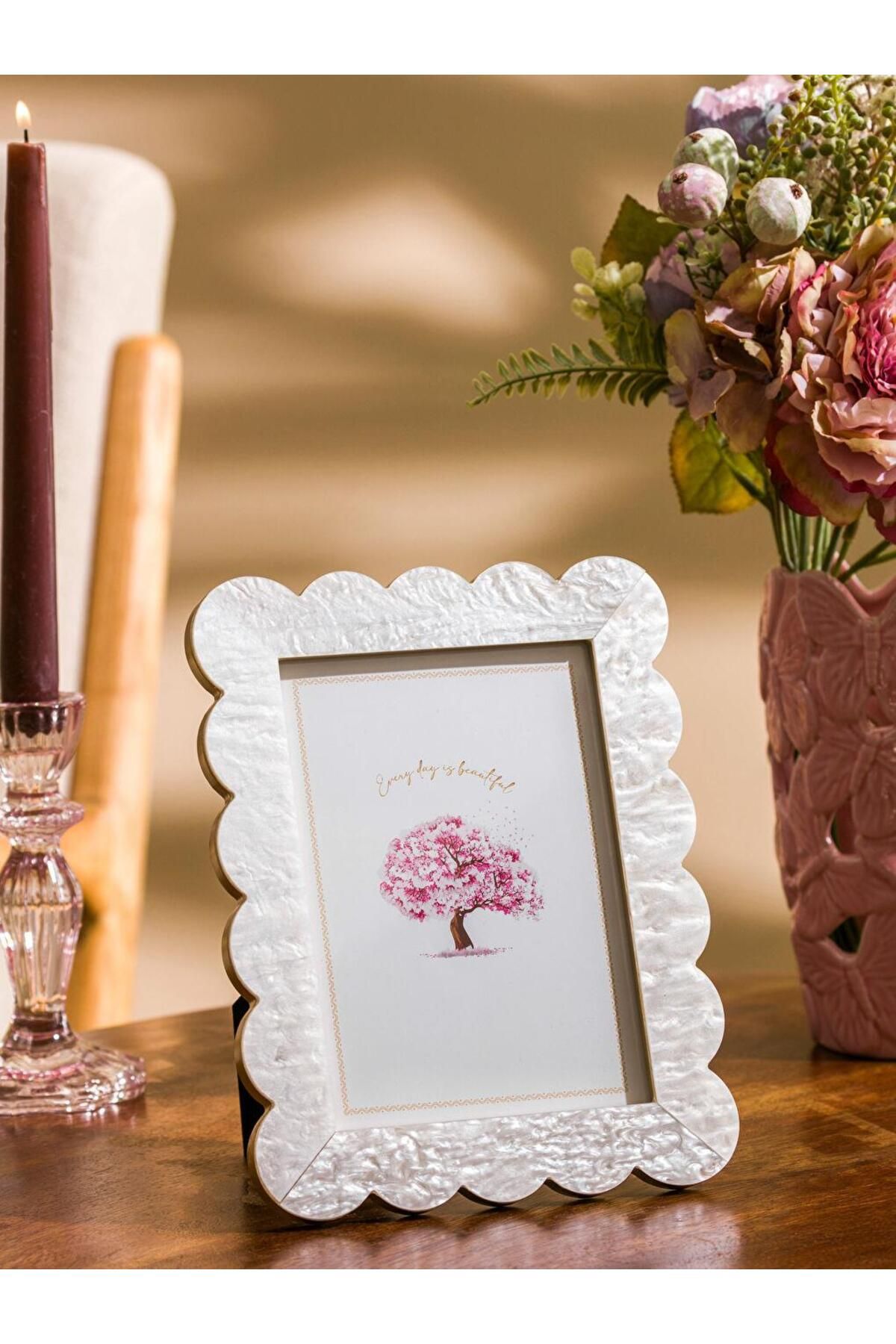 LC Waikiki Ekru Ayaklı Dekoratif Fotoğraf Çerçevesi 23 cm