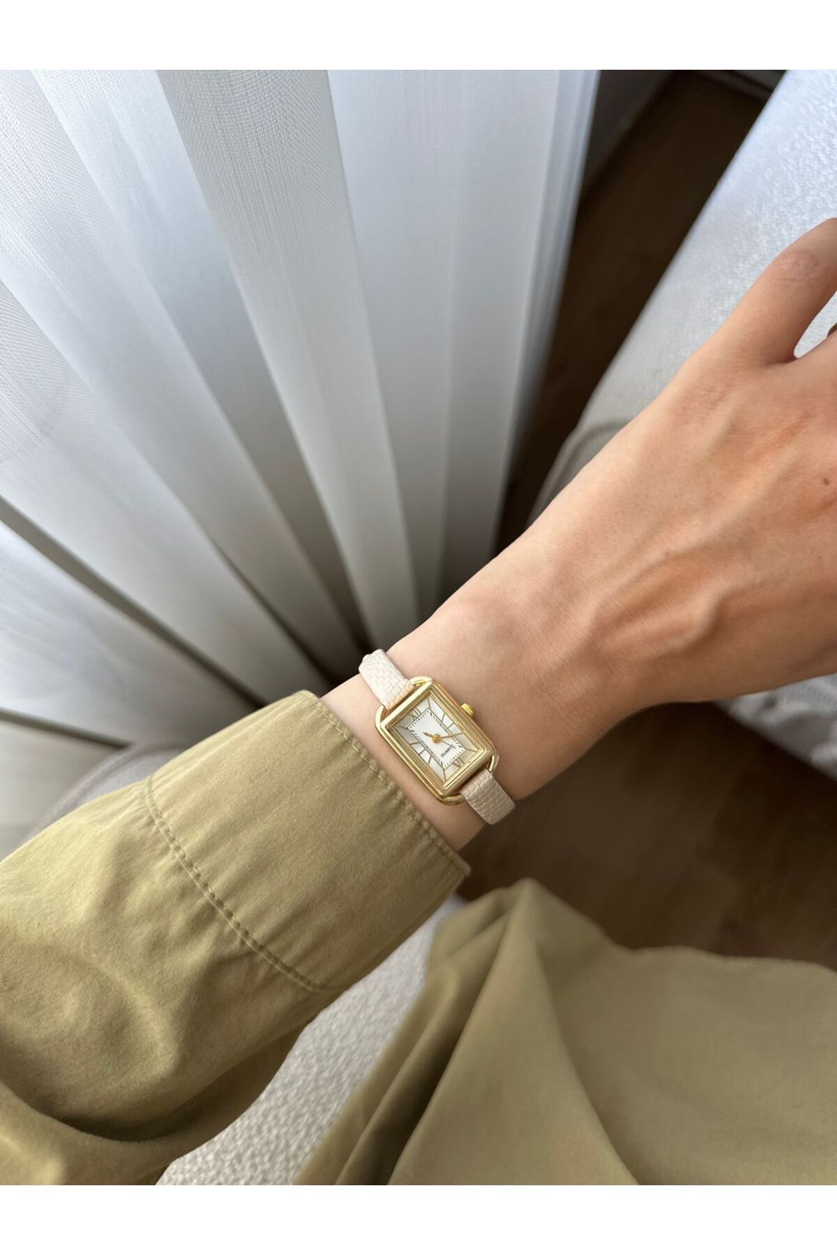 MERW Abby Model Krem Renk Deri Kordon Vintage Retro Seri Kadın Kol Saati
