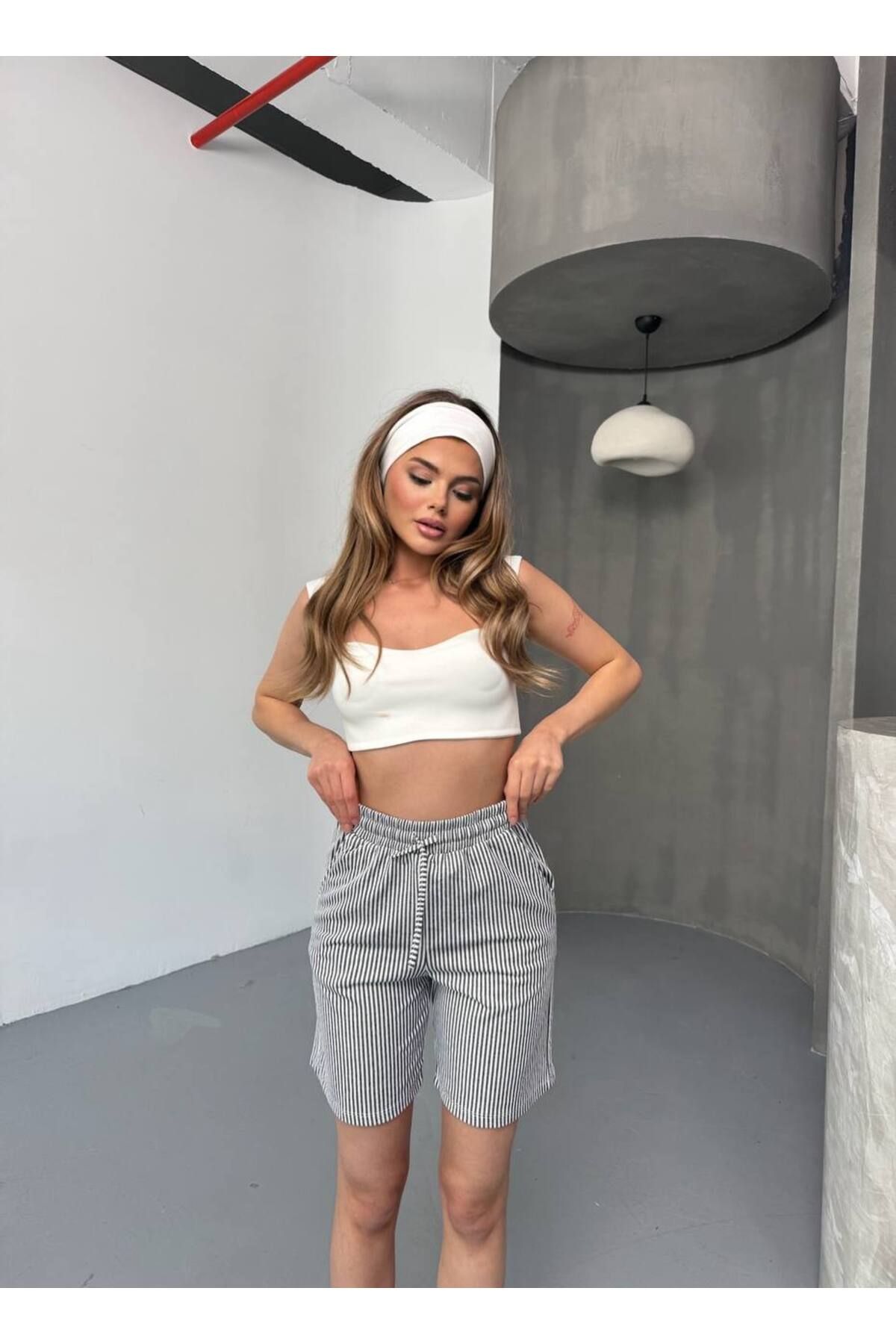 Butik Beyza Şu Yolu Çizgili Şort