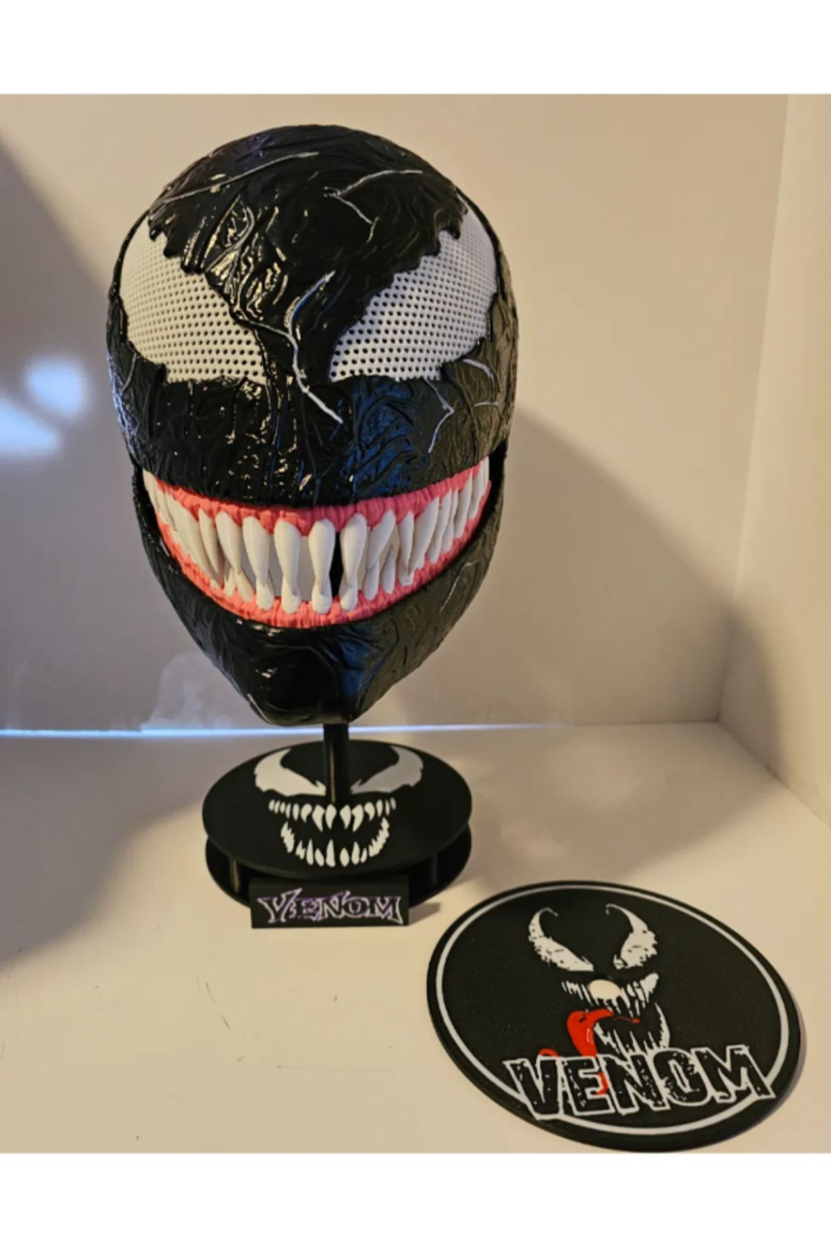 NOMOTHETIC Venom Kask Standı – Değiştirilebilir Yüz Plakalı Model