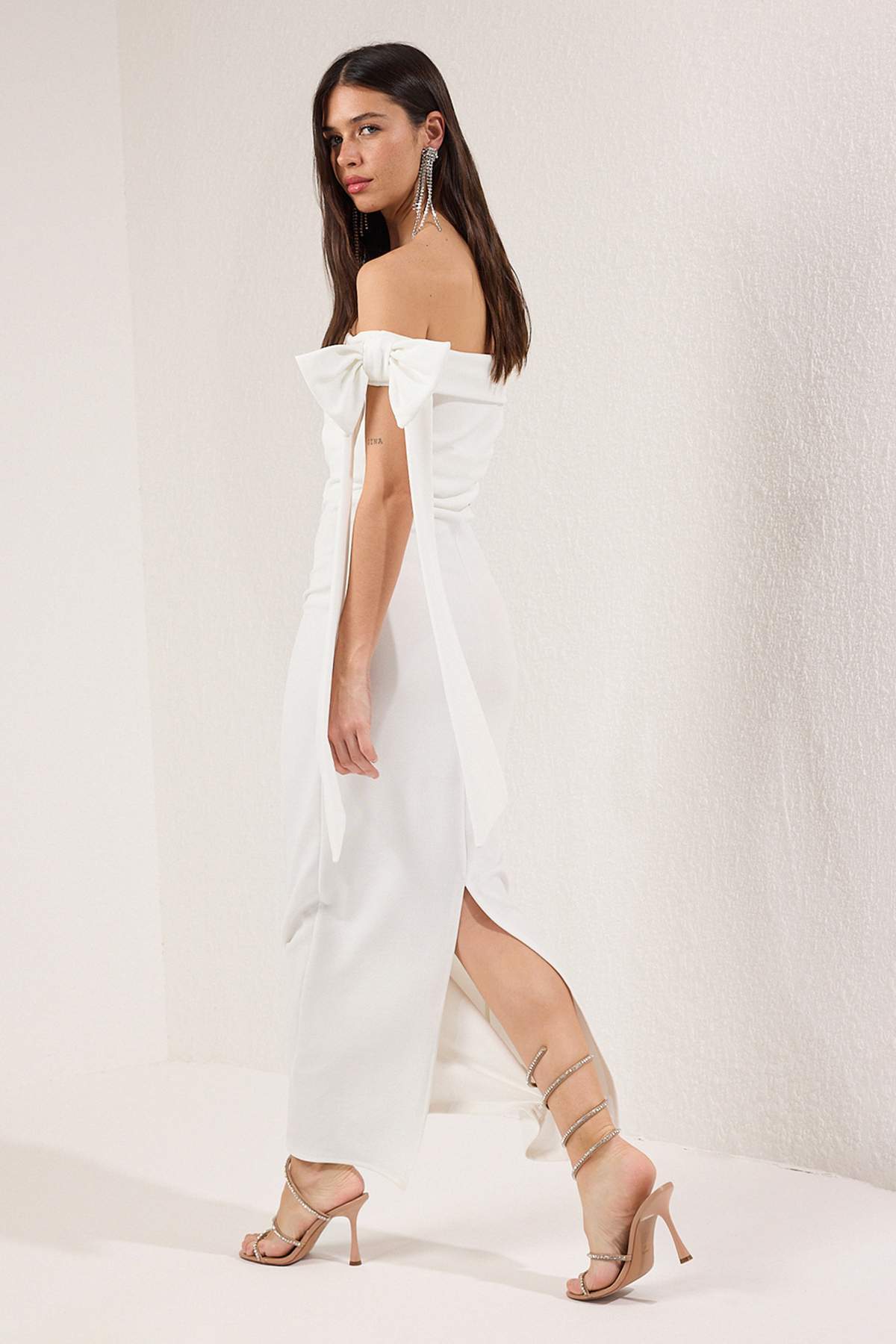 Trendyolmilla  Beyaz Vücuda Oturan Omuz Fiyonk Detaylı Örme Şık Abiye Gece Mezuniyet Elbisesi TPRSS25EL00293 - Görsel 3